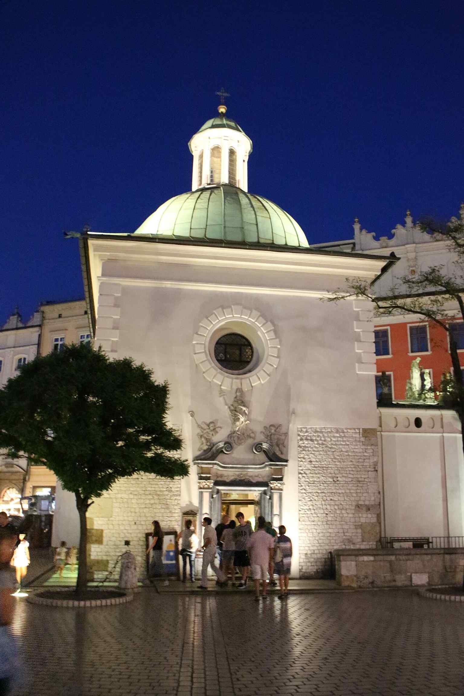 Frühmittelalterliche Funde aus dem Bereich um St. Adalbert unterstreichen die Rolle der Kirche als eine der ältesten christlichen Stätten Krakaus, deren Ursprünge vor dem heutigen Platz liegen.
