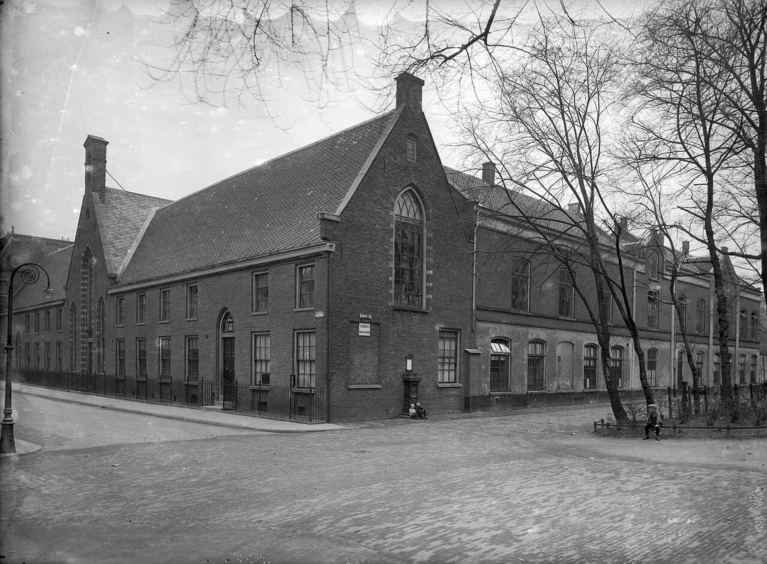 A view of the Bartholomeïgasthuis from the southeast in 1925, highlighting the building's historical architecture, which was founded in 1378 and improved by Willem van Abcoude.