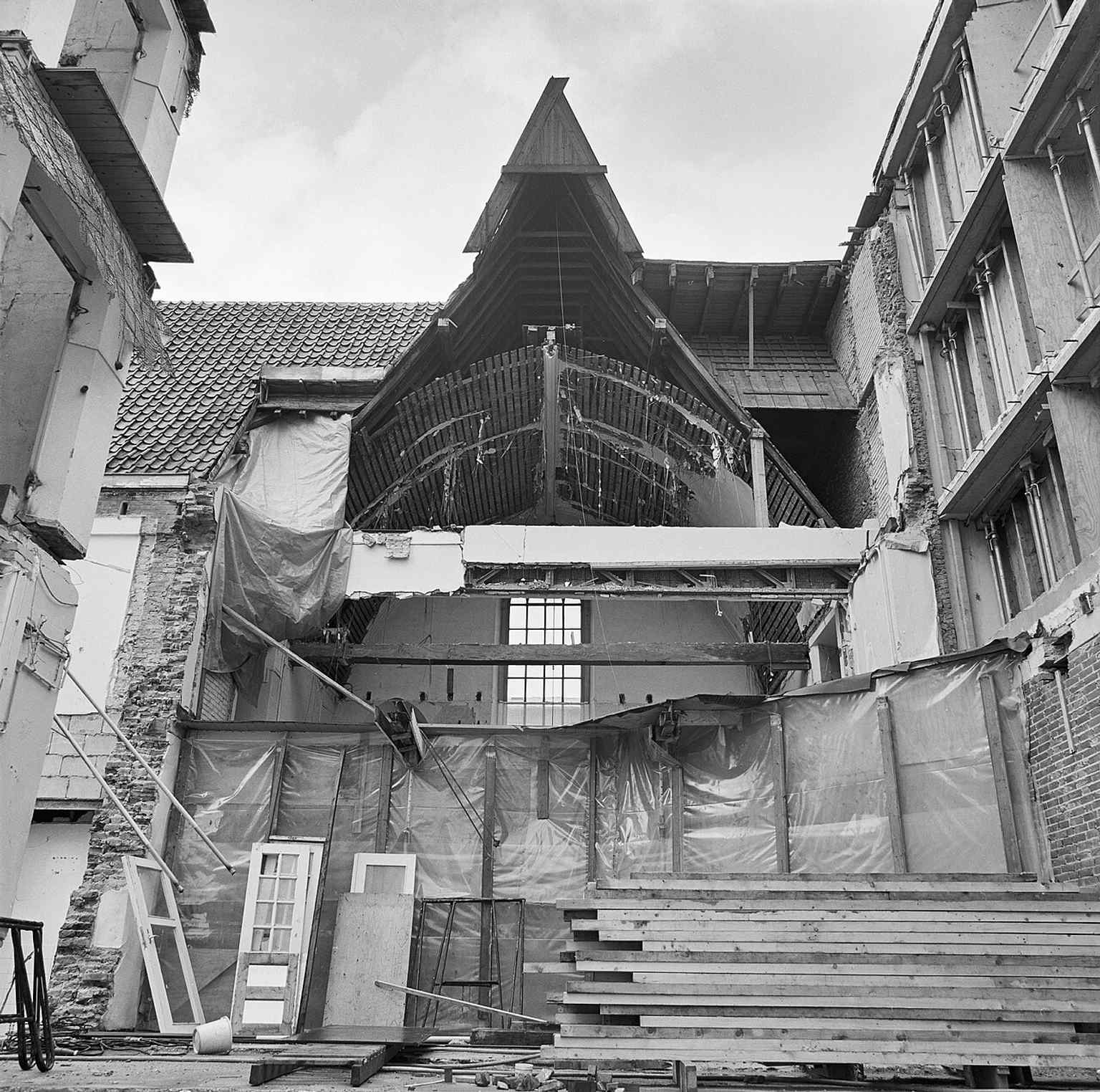 The exterior of the original sick ward in 1986. This part of the building notably lost much of its gothic character after 1818 renovations which included new windows and an interim floor.