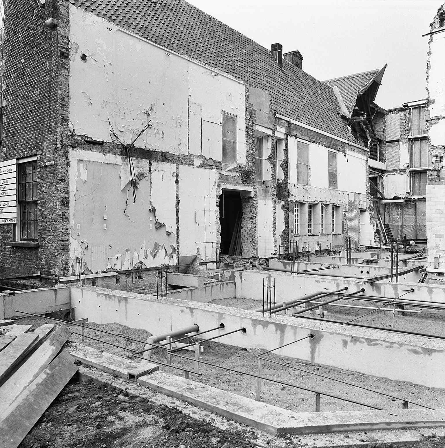 The rear facade of the western wing in 1986, revealing aspects of the Bartholomeïgasthuis less commonly seen from the front, reflecting its historical extensions and modifications.