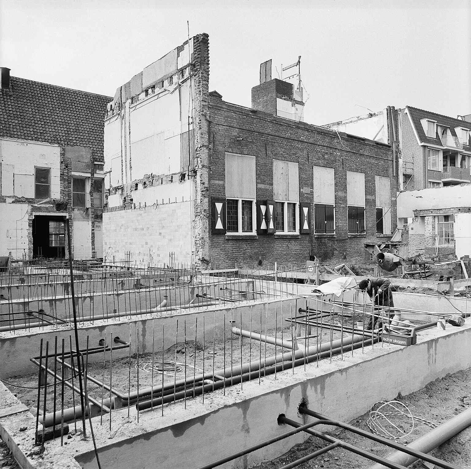 An exterior view from 1986 showing an addition to the original sick ward, illustrating the continuous evolution and expansions of the Bartholomeïgasthuis over centuries.