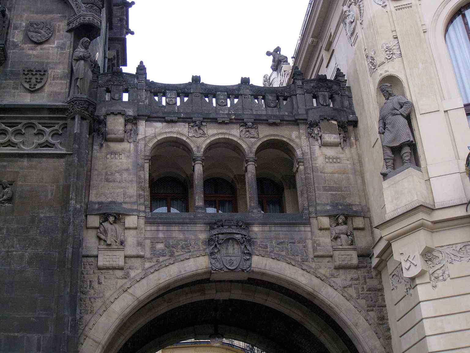 This archway physically connects the Municipal House to the Powder Gate, underscoring its historical ties to the Royal Court and the ancient city fortifications.