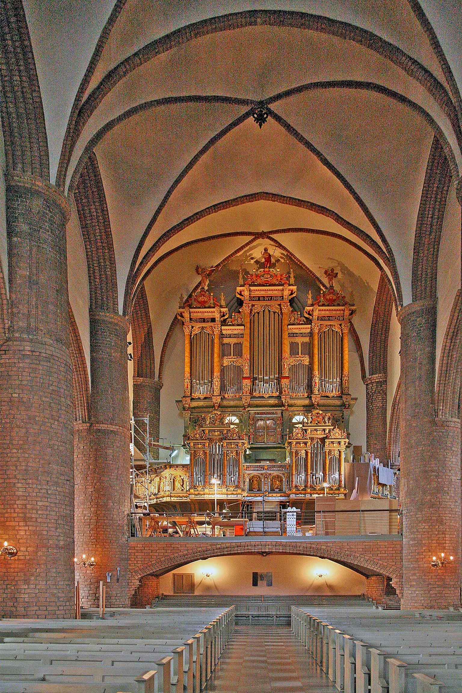 The church organ inside St. Nicholas Church, whose rebuilt double-organ system became a unique blend of historic Schnitger sound and modern symphonic design.
