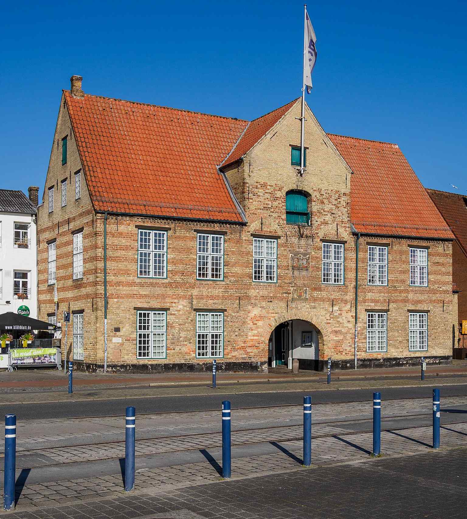 Front view of Kompagnietor on Schiffbrücke 12 — the 17th-century harbor gate that later housed the Seegericht and now the ECMI.