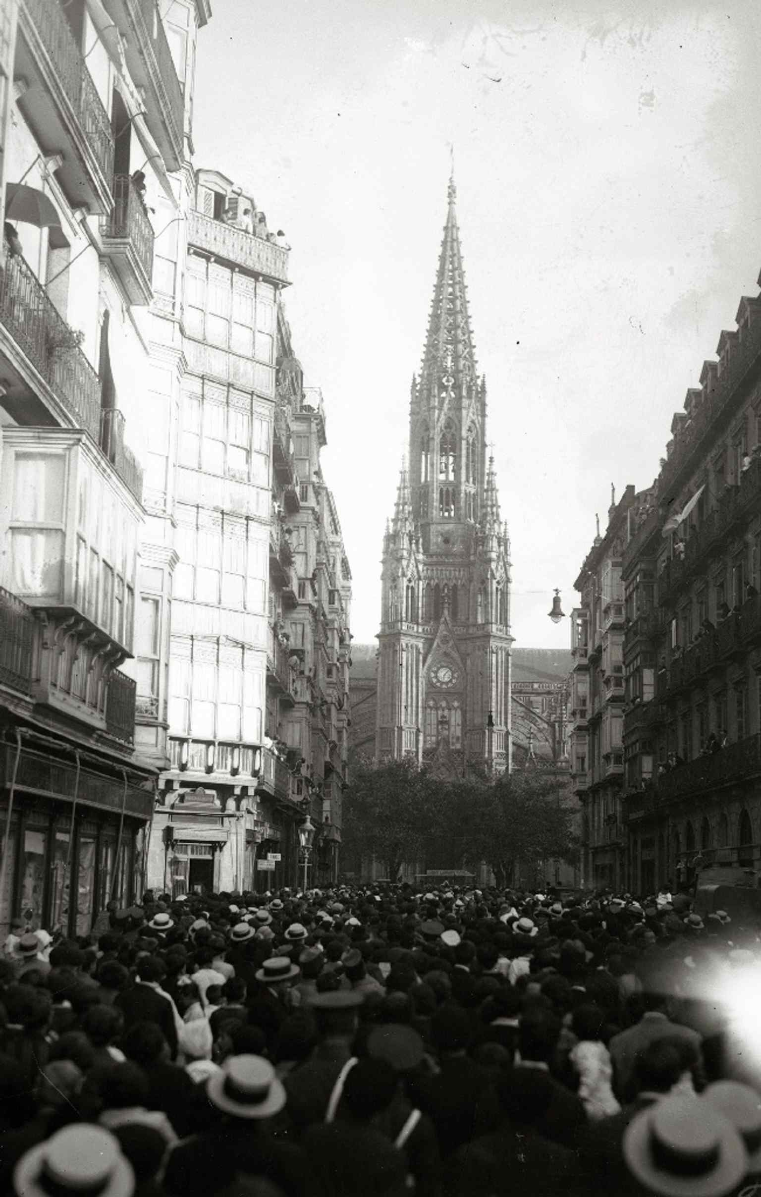 A dramatic 1926 shot of someone scaling the façade, useful for showing the cathedral’s tall vertical presence.