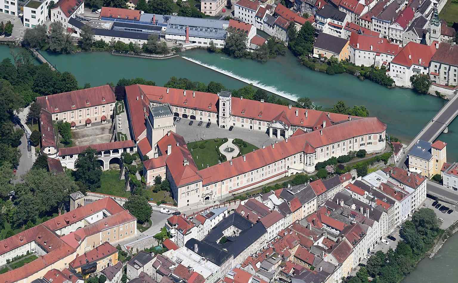 A sweeping aerial view shows Lamberg Castle on its rocky spur above the Steyr and Enns rivers — exactly the strategic site that shaped the castle’s early history.