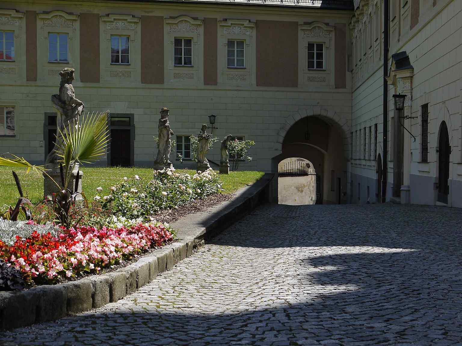 The arcaded bridge over the moat recalls the surviving castle ditch and the historic defensive layout of the old Styraburg.
