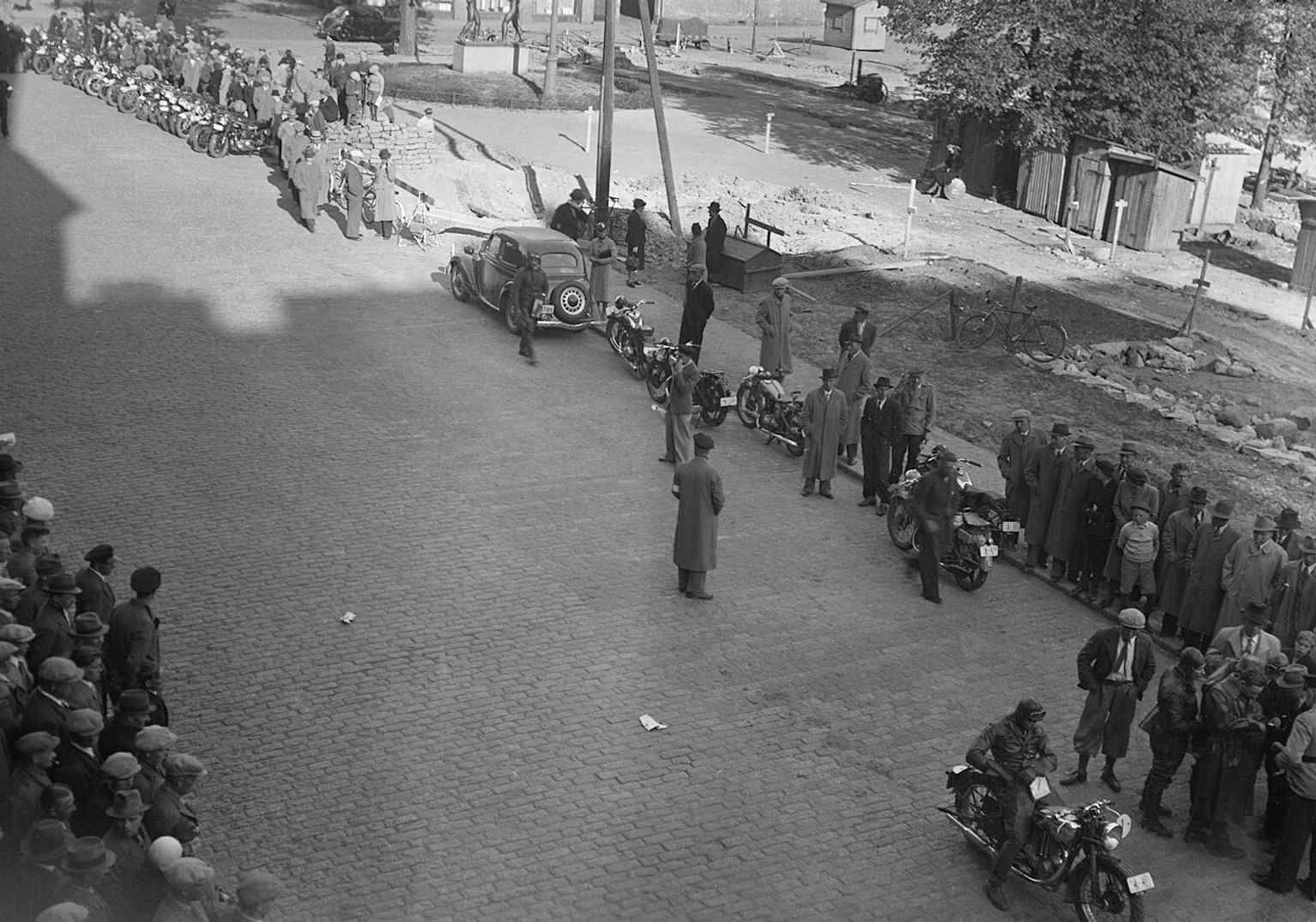 Motorcycle races in Paasivuorenpuistikko, seen from the Helsinki Workers' Association building balcony — the park once hosted lively public events before becoming the landscaped square beside Paasitorni.