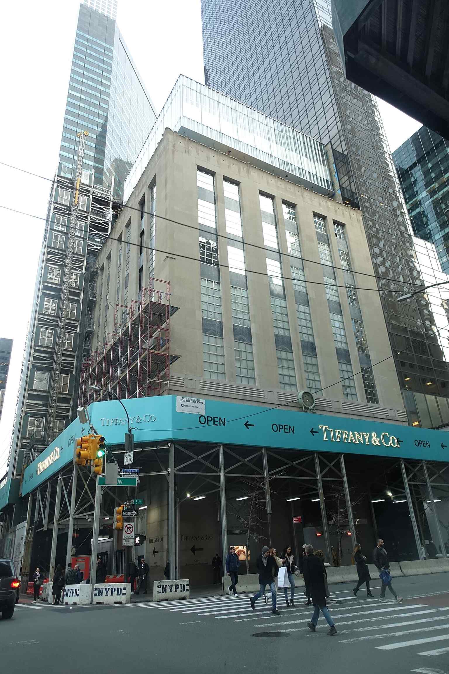 The Fifth Avenue flagship with its historic facade revealed — this is Tiffany’s iconic New York home, moved here in 1940 and long associated with the brand’s luxury image.