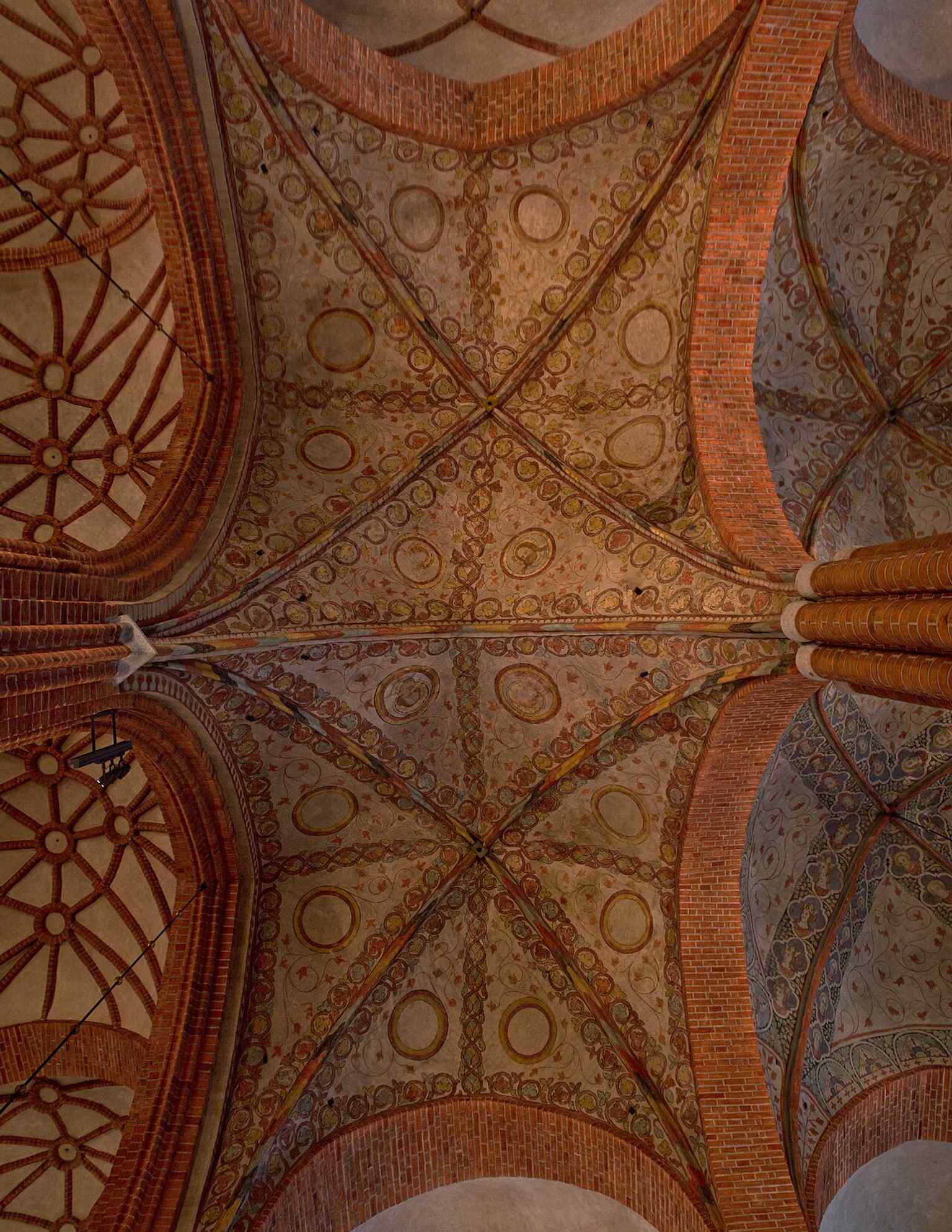 Another view of the church’s vaults and brickwork, reflecting the restorations that exposed the medieval masonry in the early 1900s.