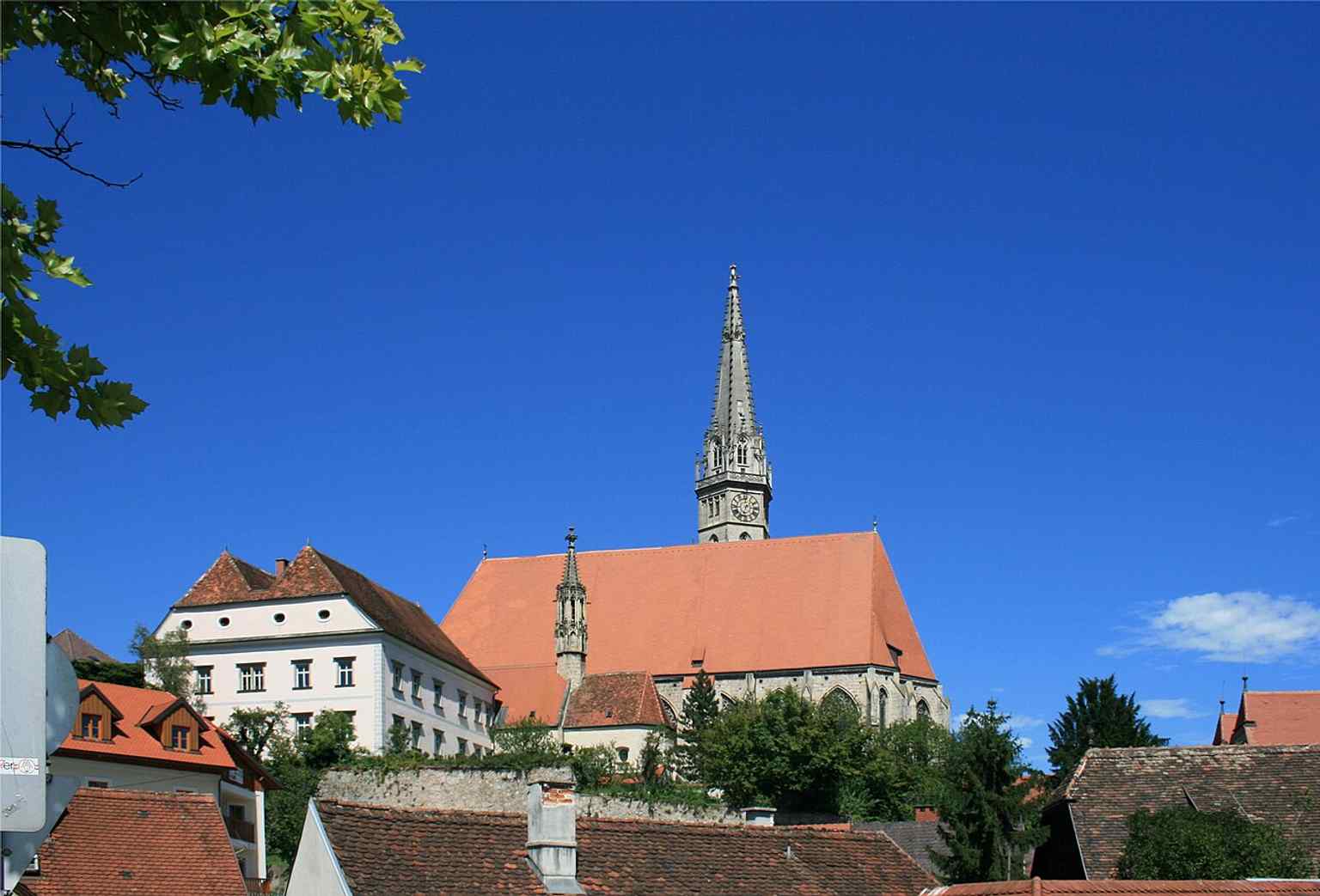 A classic view of the church complex with the parish church, Margaretenkapelle, and old parish house clustered above Steyr’s historic center.