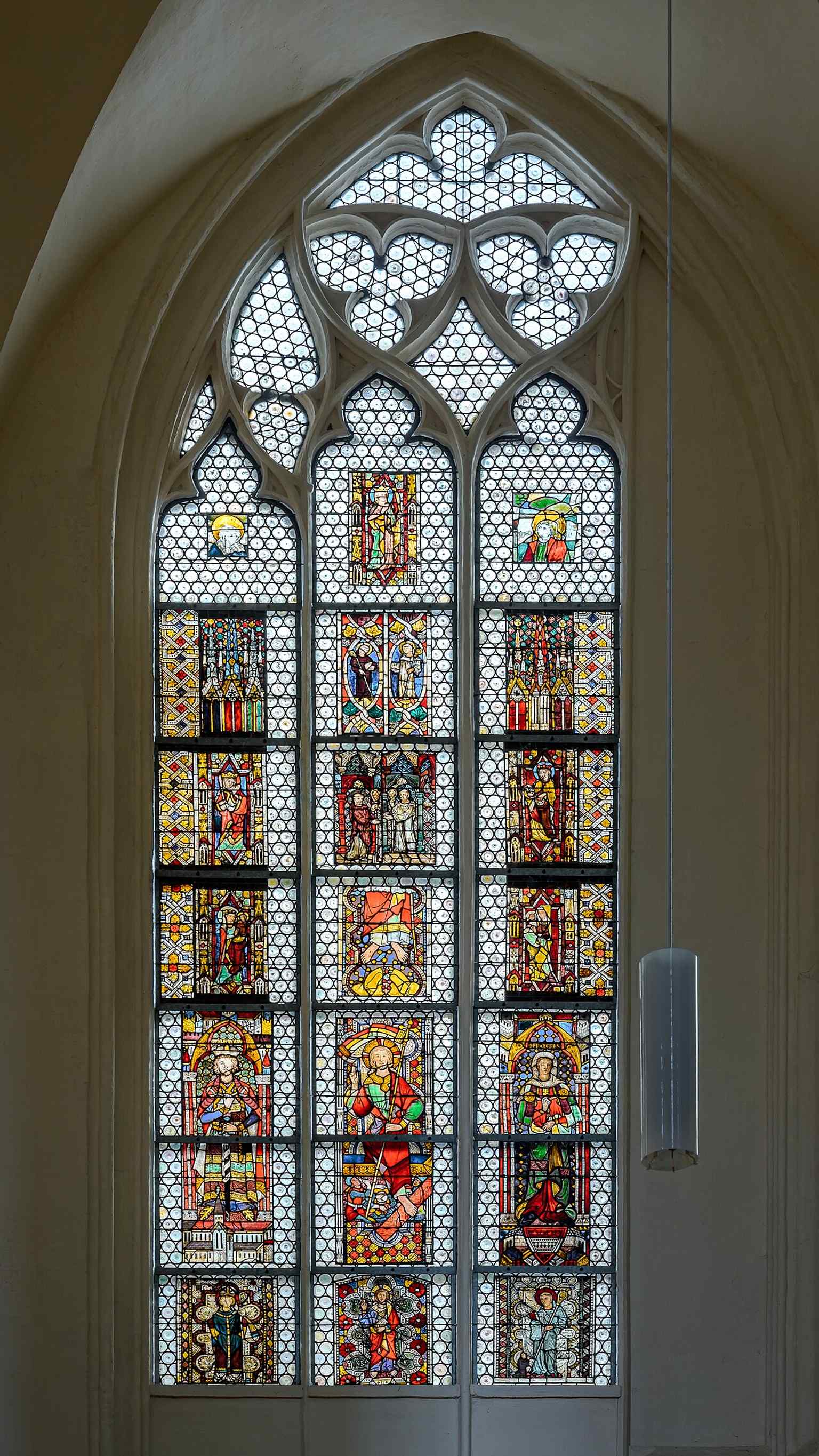 The Lamberg votive window from 1891 commemorates Franz Philipp von Lamberg and adds a political memorial layer to the church’s glass art.
