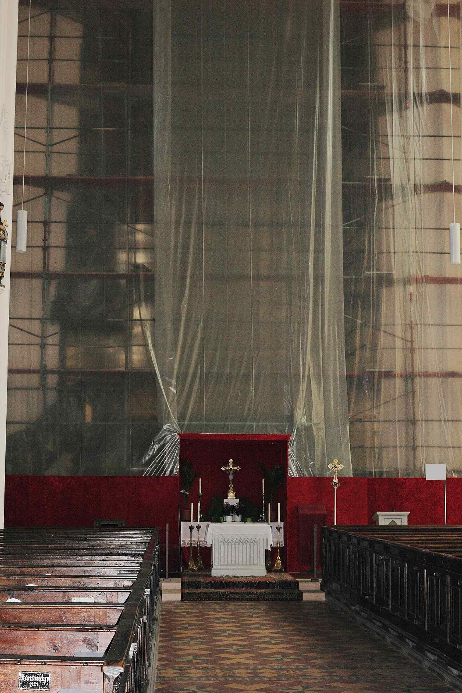 Scaffolding in the nave documents the 2009–2015 interior restoration, when the church’s Gothic vaulting and surfaces were carefully conserved.