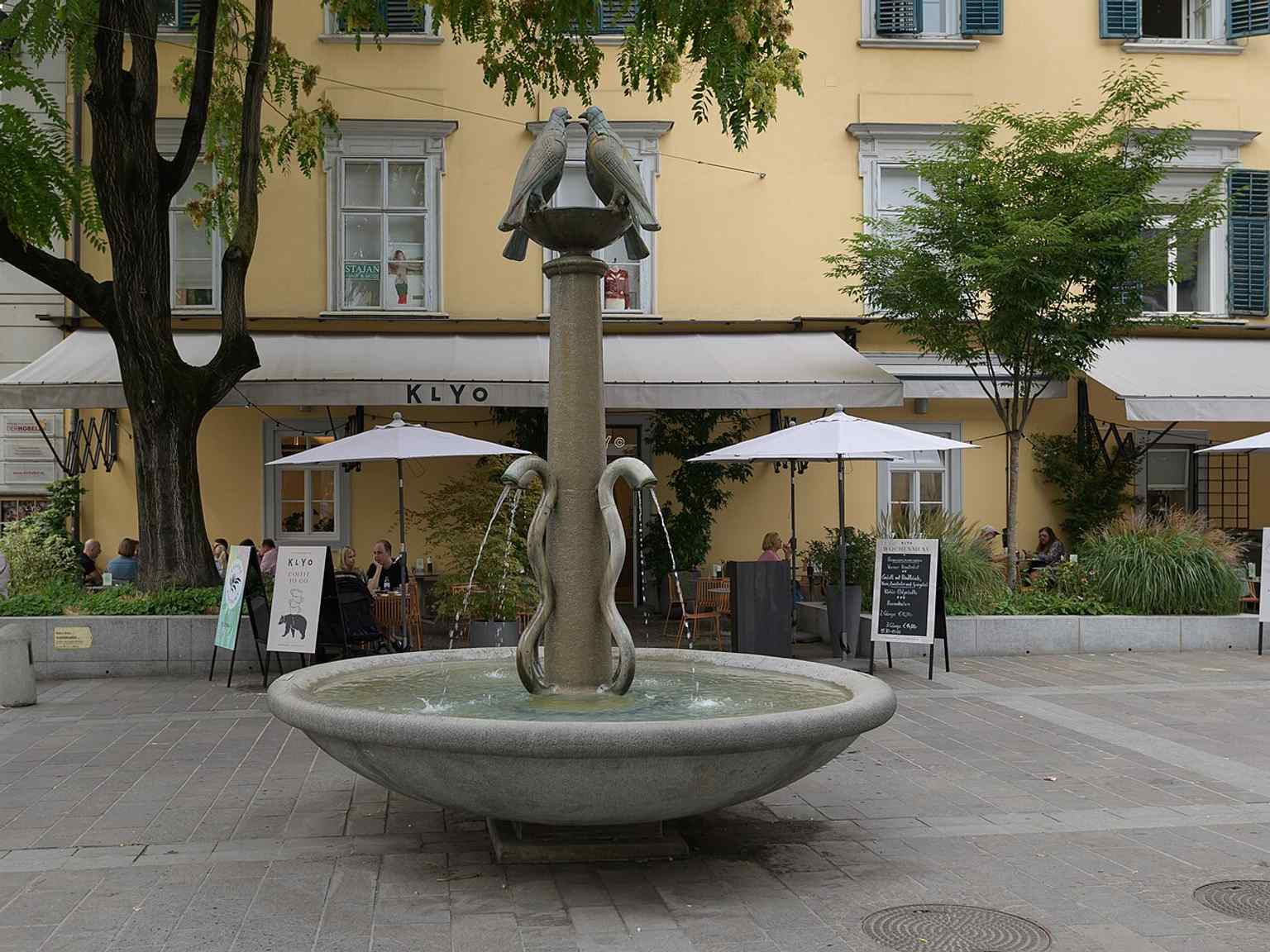 The Taubenbrunnen, a postwar fountain from 1947–49 that recalls an older well once associated with the Ursulines.