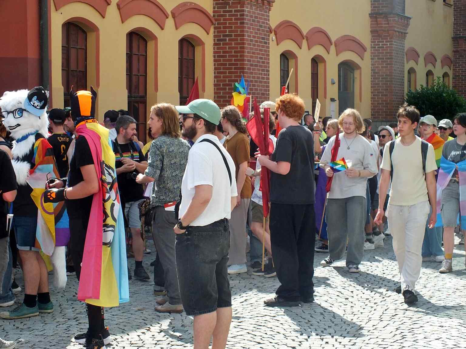 The final moments of Steyr Pride at the museum, emphasizing its role as a backdrop for civic and cultural events.