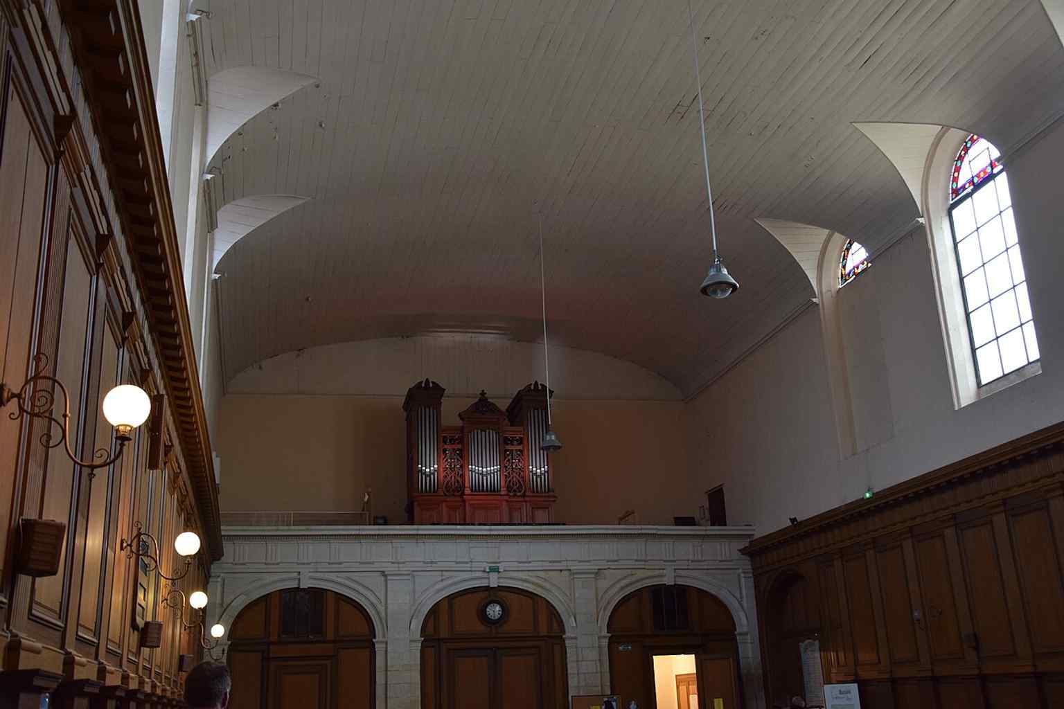 A clear modern view of the Protestant temple, showing the historic building still in use on Rue Saint-Michel.