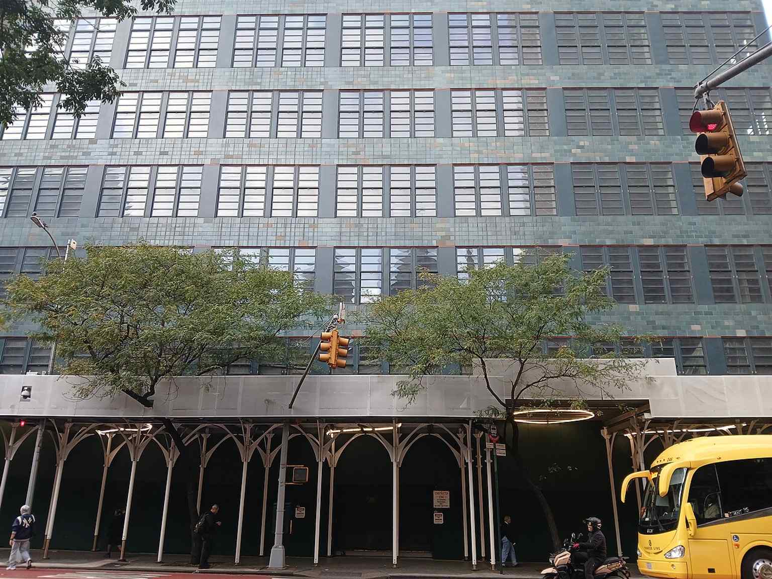 This contemporary view highlights the building's massing, which features numerous setbacks on 41st and 42nd streets, designed to comply with the 1916 Zoning Resolution.