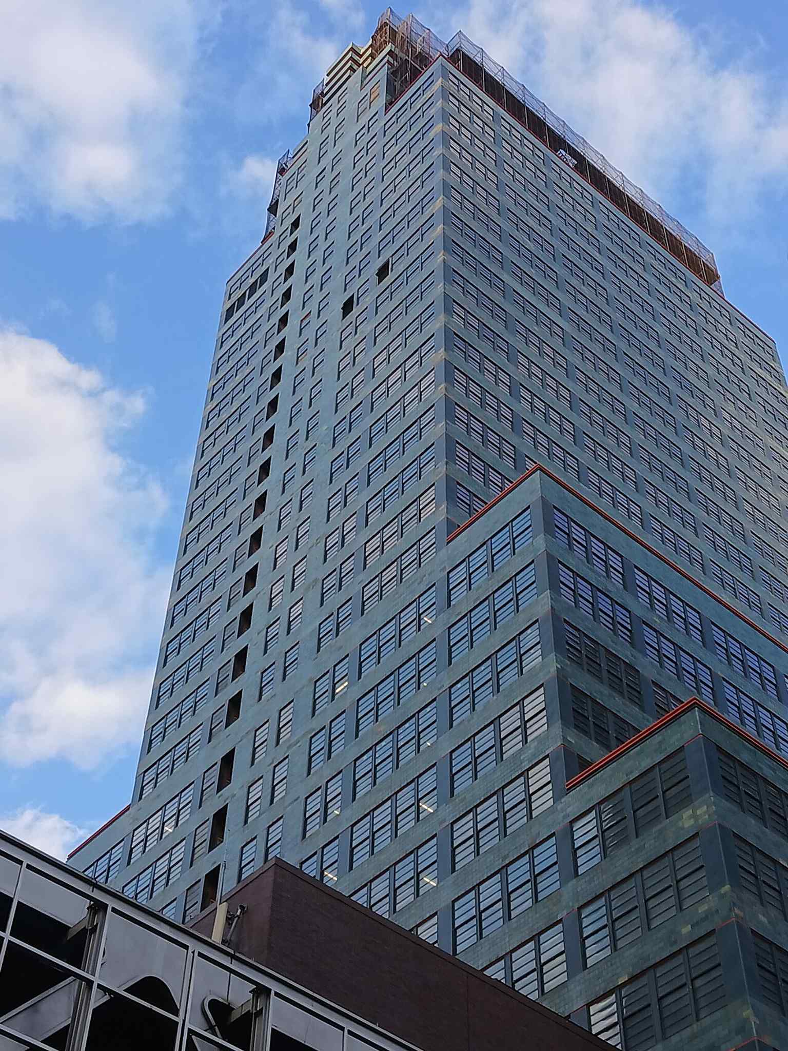 This detail shows the unique setbacks at various floors, which are only visible from the west and east, making the northern and southern elevations appear as a slab, leading architectural writer Eric P. Nash to liken its massing to an ocean liner.