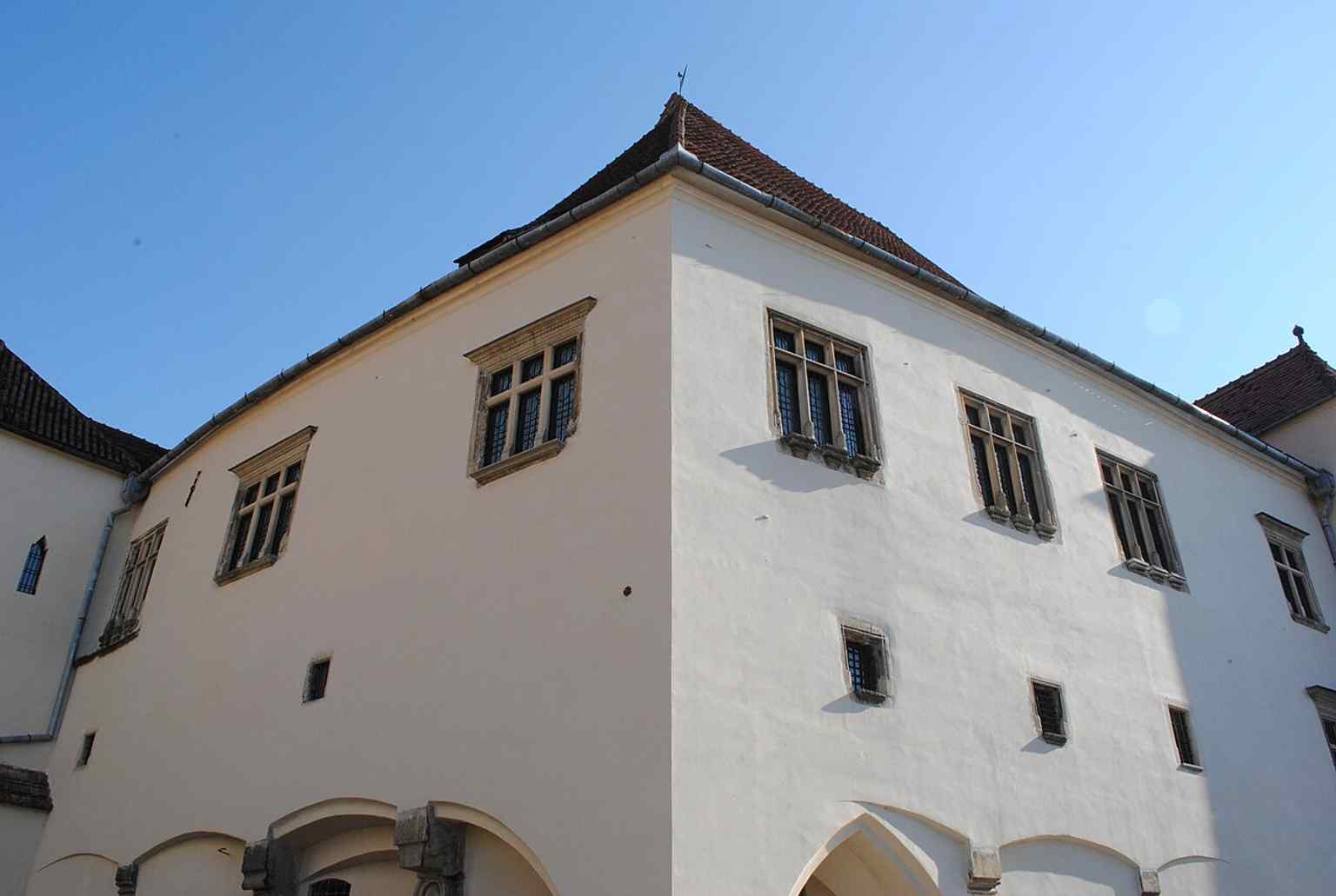 A broad view of the Altemberger-Pempflinger House, which underwent extensive restoration between 1967 and 1988, revealing original architectural details that had been covered by successive administrative changes.