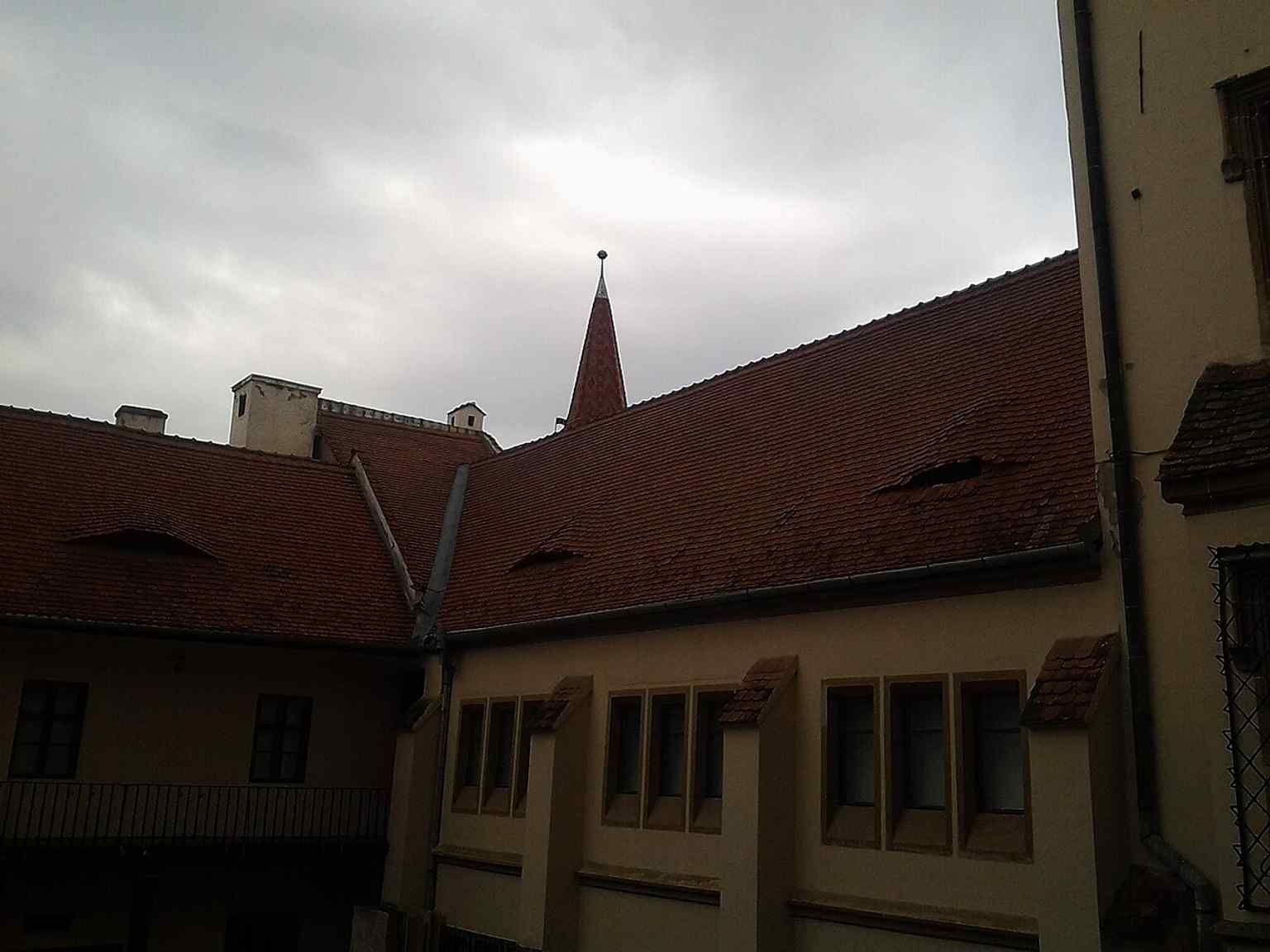 A frontal view of the building, notable for the attached defense tower that was part of the city's third defensive enclosure and housed the city's archive from 1546 to 1923.