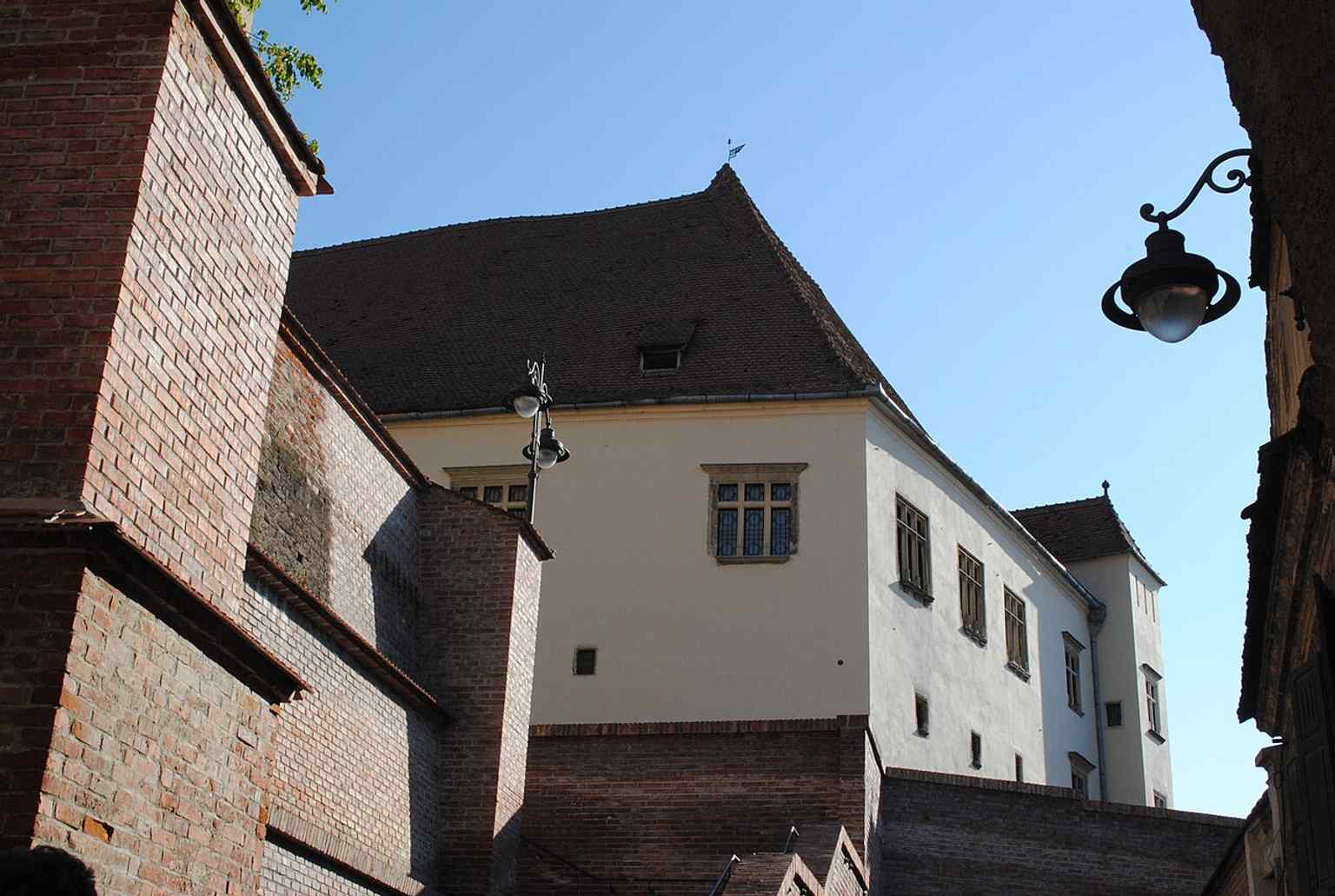 The facade of the Altemberger-Pempflinger House, which was acquired by the city in 1545 to serve as the new seat of the city council, showcasing its role as a central decision-making body.
