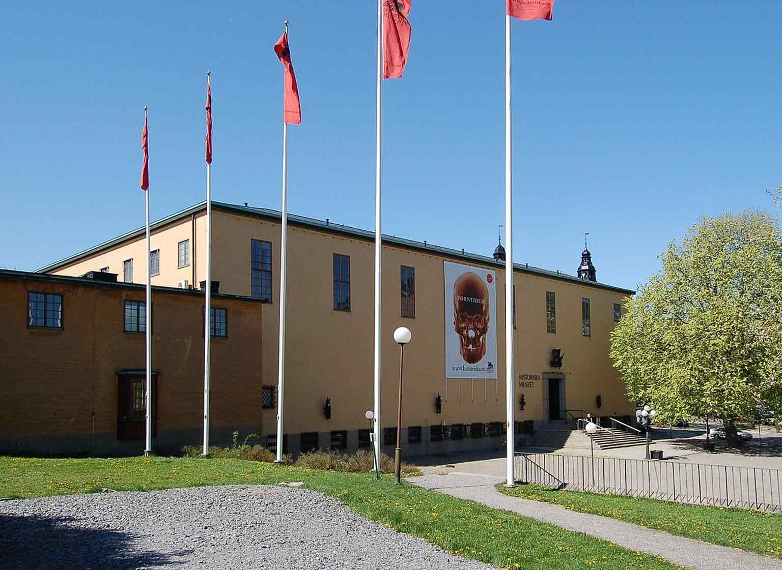 A clear street view of the Swedish History Museum on Narvavägen, showing the 1930s building that replaced earlier cramped display spaces.