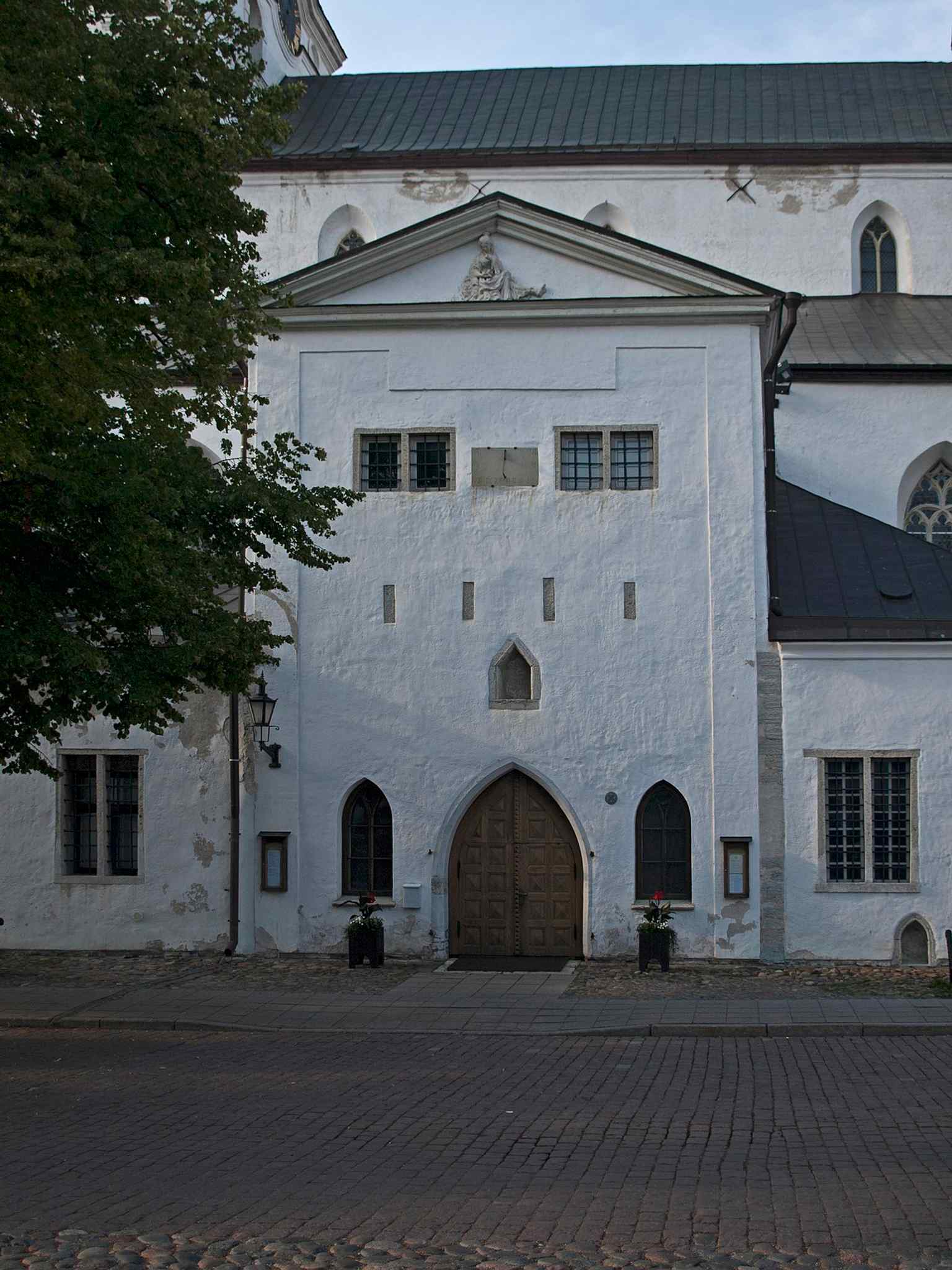 The southern portal, one of the church’s historic entrances, with Gothic stonework visible in the exterior details.
