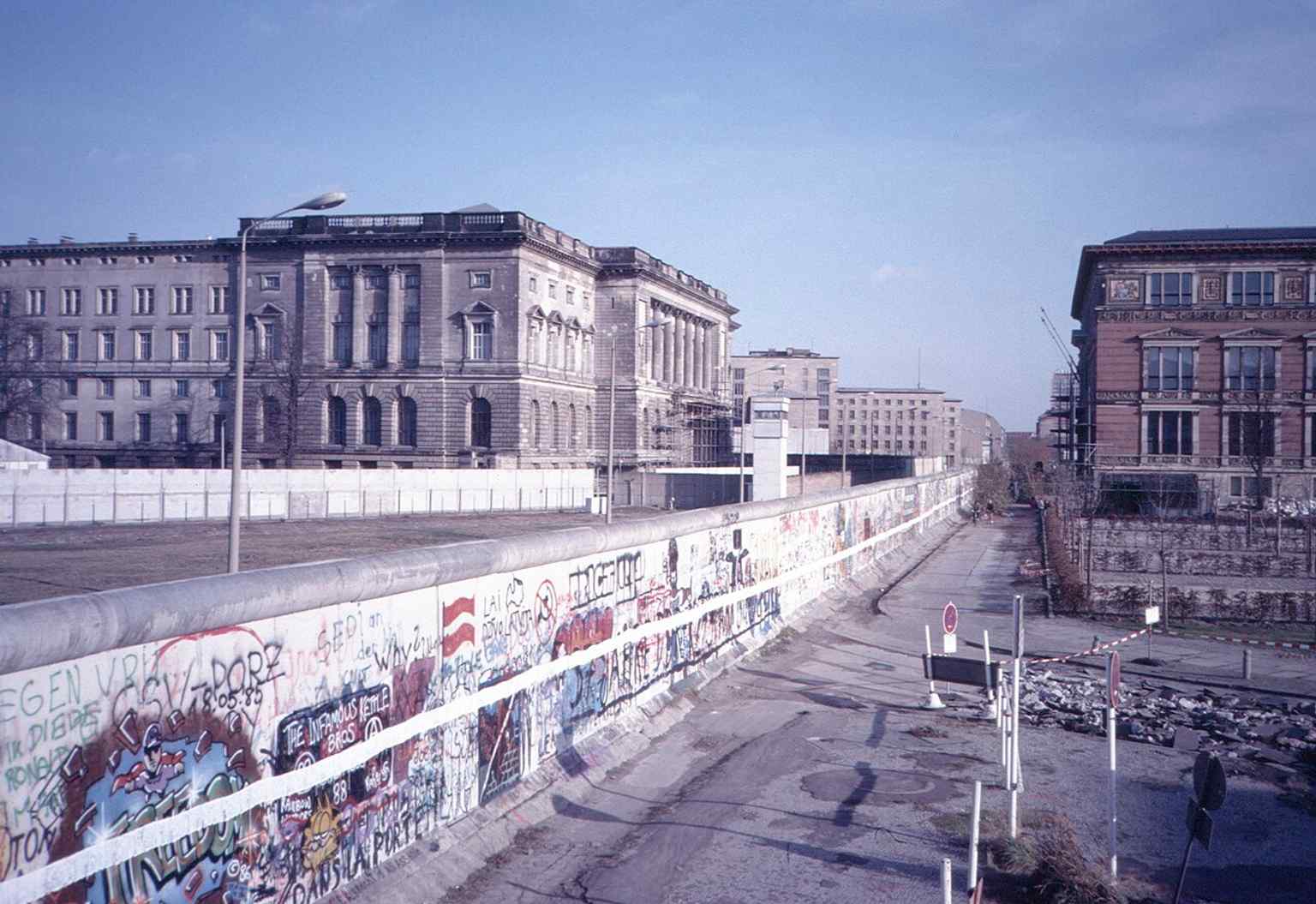 Niederkirchnerstraße in 1986, when the building stood beside the Berlin Wall and the former border still shaped access to the site.