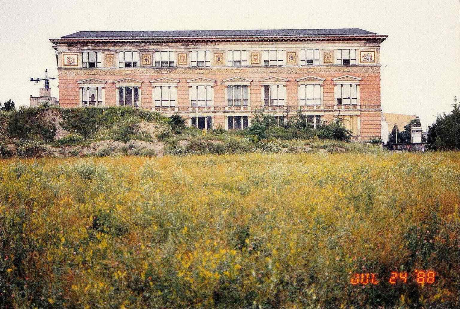 A 1988 view of the east side, reflecting the building’s location right on the divided Berlin border before reunification.