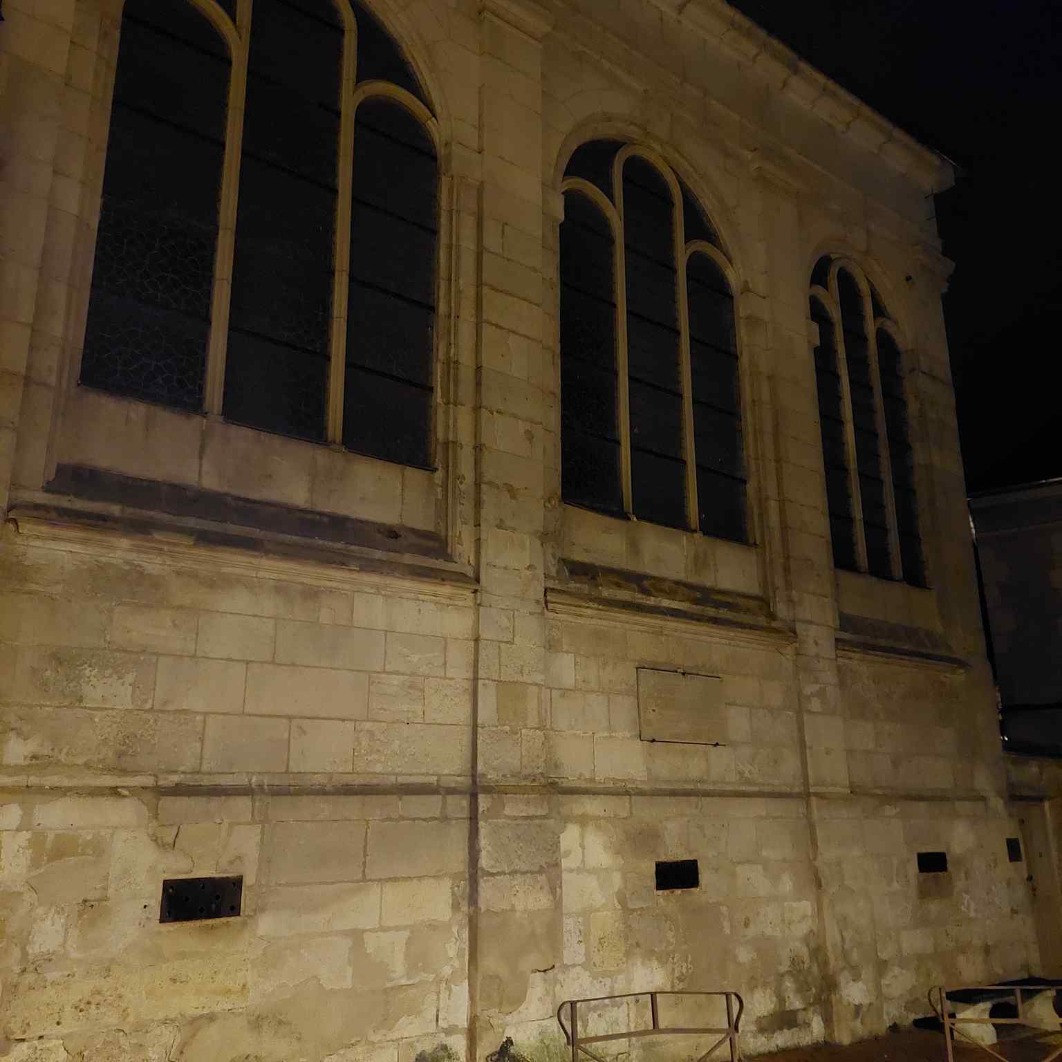 The facade of the Protestant Temple of Auxerre, which originated as the Église Saint-Pèlerin, became a Protestant place of worship in 1866, with parts of its former nave controversially converted into private housing.