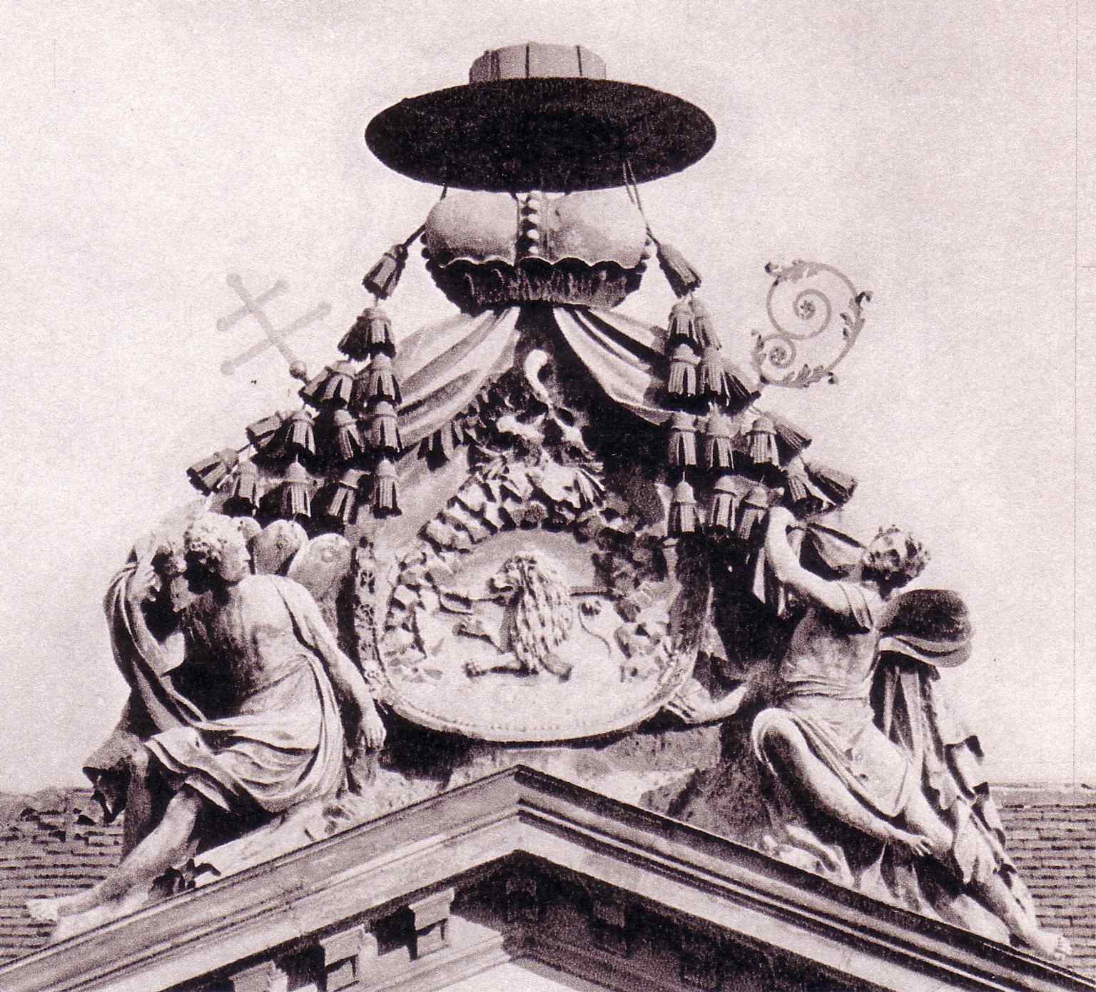 The Batthyány coat of arms on the roofline links the building to Archbishop József Batthyány, who commissioned the palace’s late-18th-century reconstruction.
