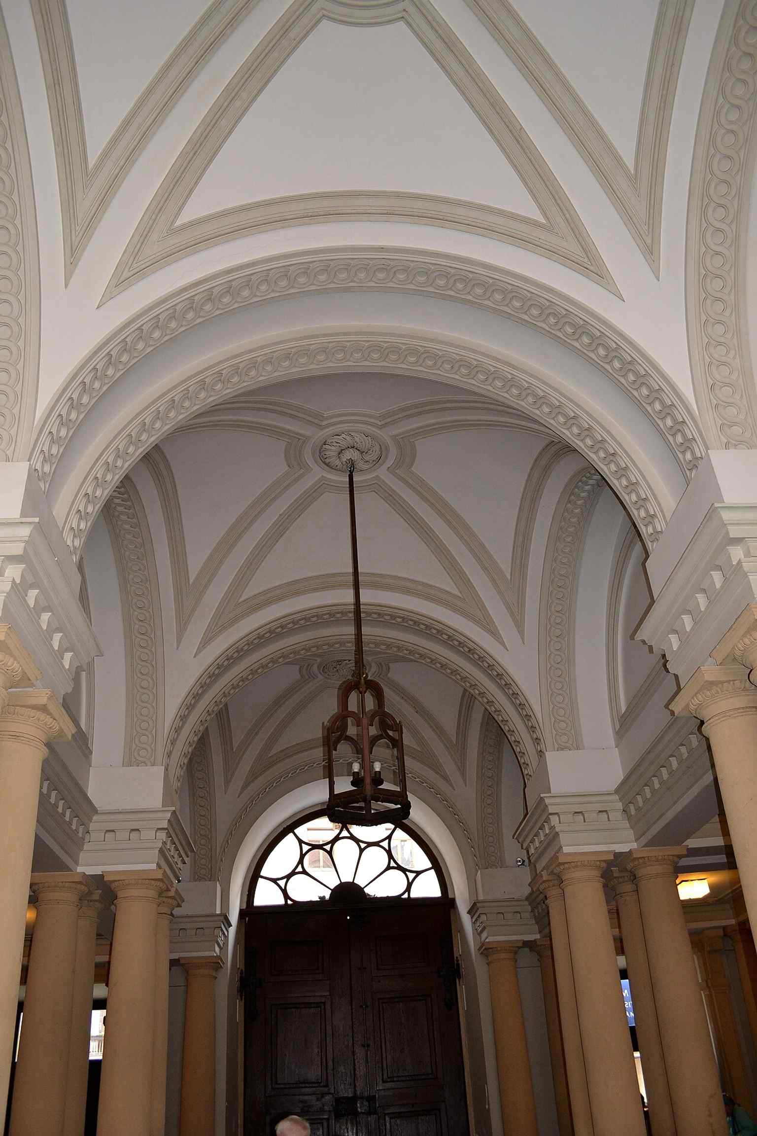 Looking up into the passageway, this image captures the interior entrance space that leads into the palace’s ceremonial courtyards.