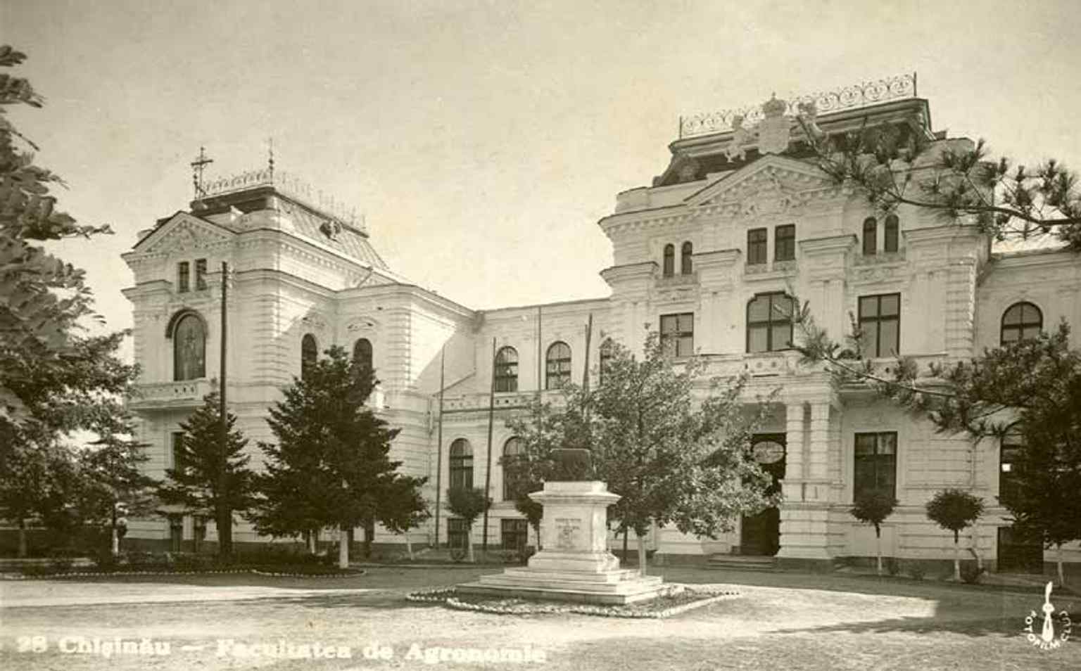 The palace with the Capitoline Wolf in front, recalling the interwar symbolism of Romanian identity and the period when the building hosted the Sfatul Țării parliament.