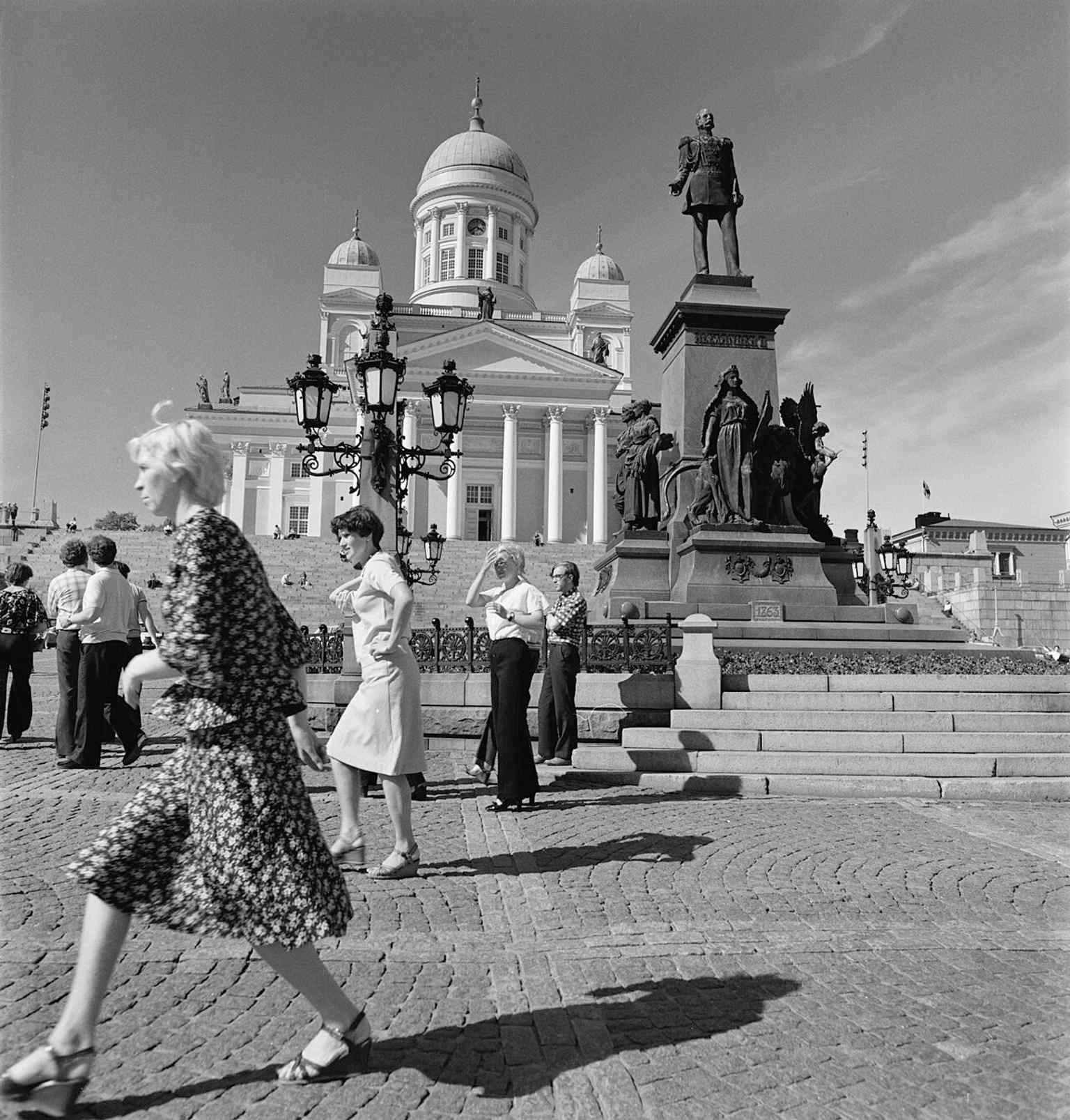 A 1979 black-and-white view of Senate Square, the Cathedral, and the Alexander II statue, capturing the classic ceremonial composition of the landmark.