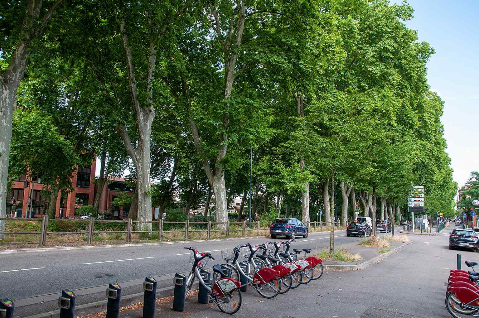 A contemporary view of Allée de Brienne in Toulouse, the canal-side boulevard named for Cardinal Loménie de Brienne and now part of a 30 km/h urban corridor.