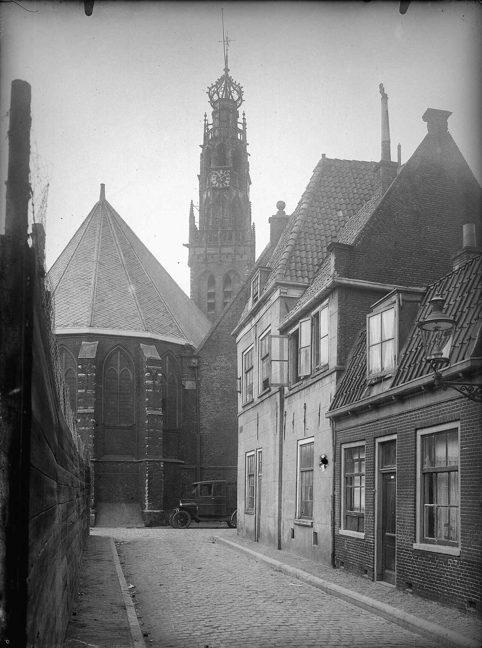 Seen from the east, this view matches the side of the church that borders ’t Krom, tying the building to its old medieval streetscape.