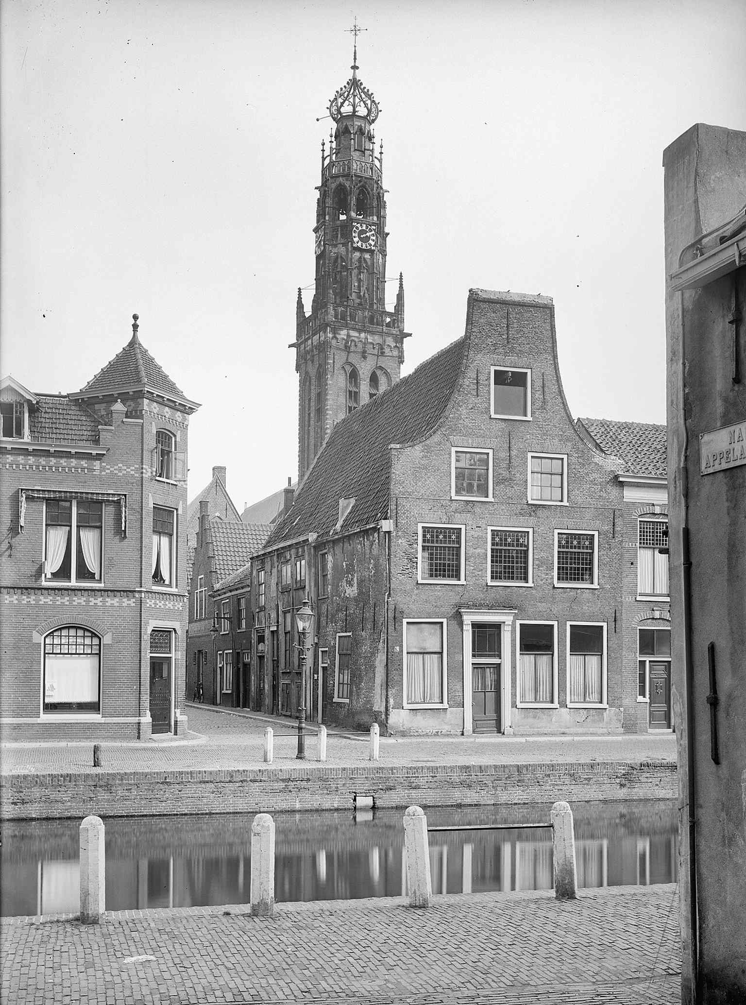 A 1938 documentary view of the tower from the Bakenessergracht, showing the church in an earlier Haarlem streetscape.