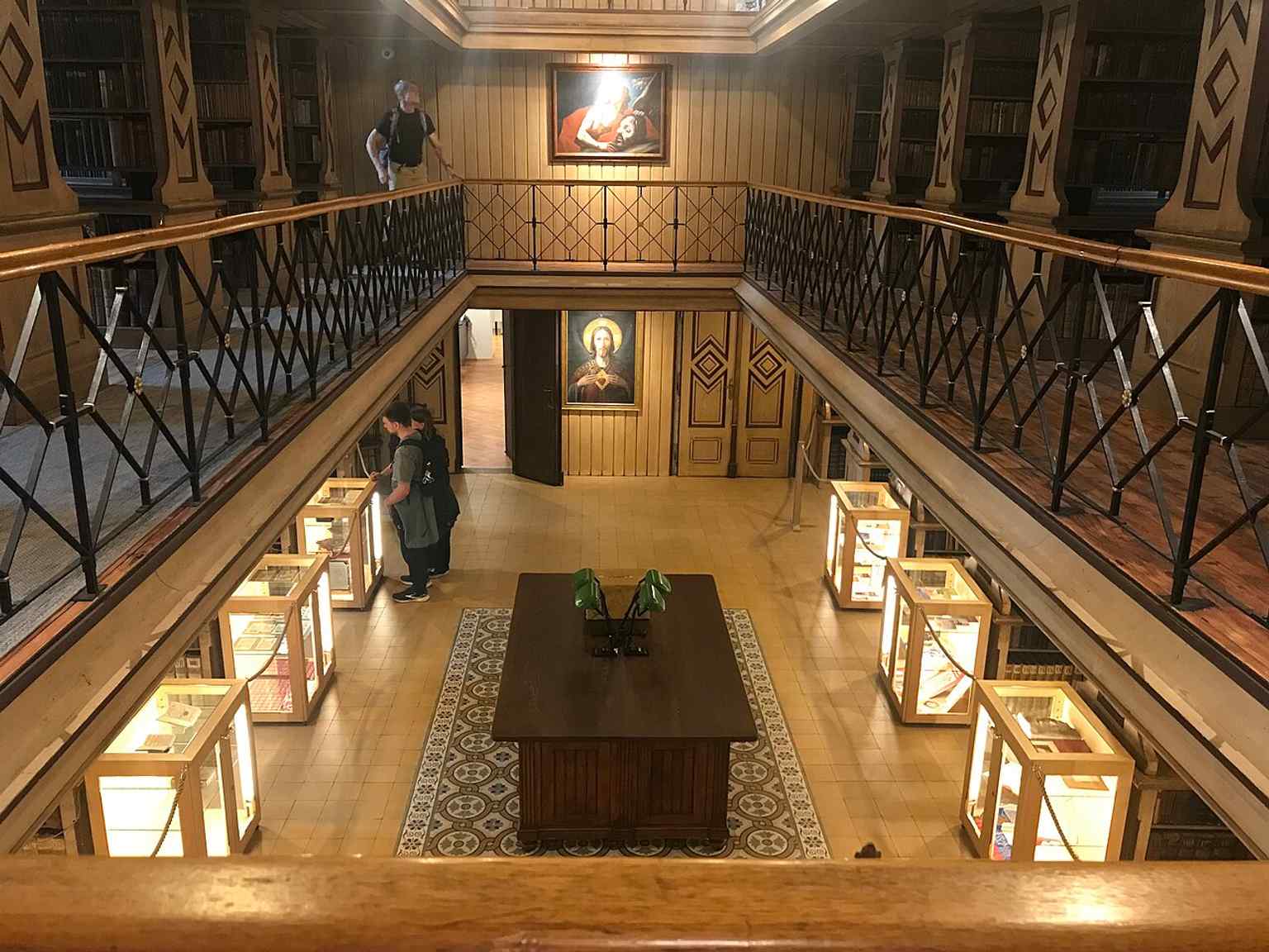 This is the Franciscan Library building, which underwent a significant renovation after the devastating 1895 Ljubljana earthquake, incorporating a revolutionary self-supporting iron skeleton for seismic resistance.