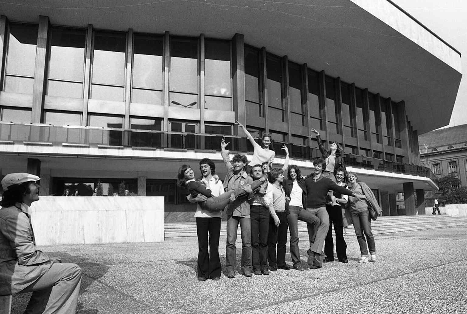 A 1979 Fortepan scene outside the former Kisfaludy Theatre, showing the early years of the modern Győr theatre era and the birth of the Győri Balett.
