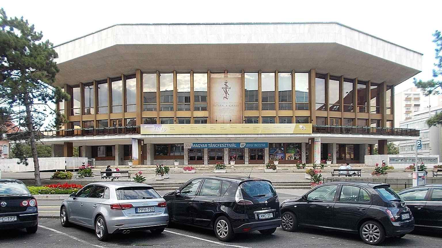 A recent street-level view of the National Theatre in downtown Győr, useful for the current appearance of the landmark.