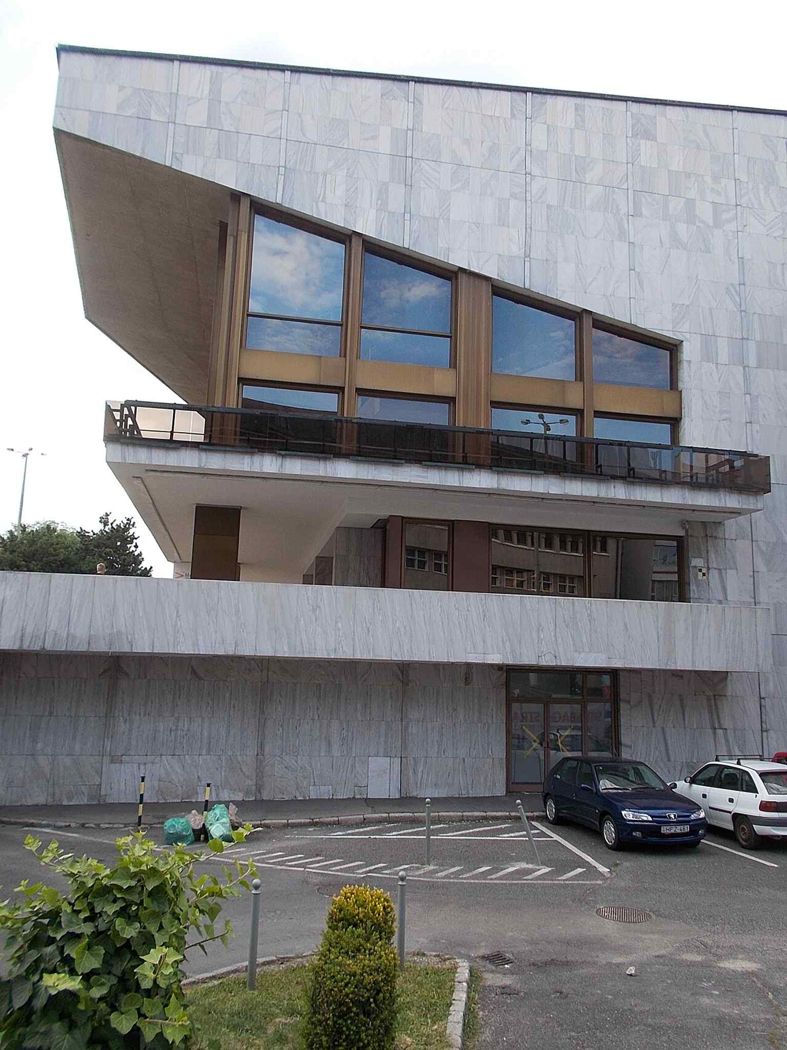 Balcony and facade detail on the Bajcsy-Zsilinszky side, showing the theatre’s modernist architecture up close.