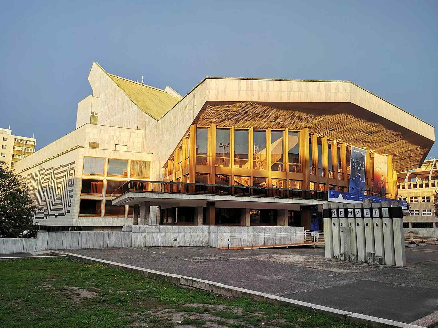 Street-side exterior of the National Theatre in 2020, a straightforward contemporary view of the landmark.