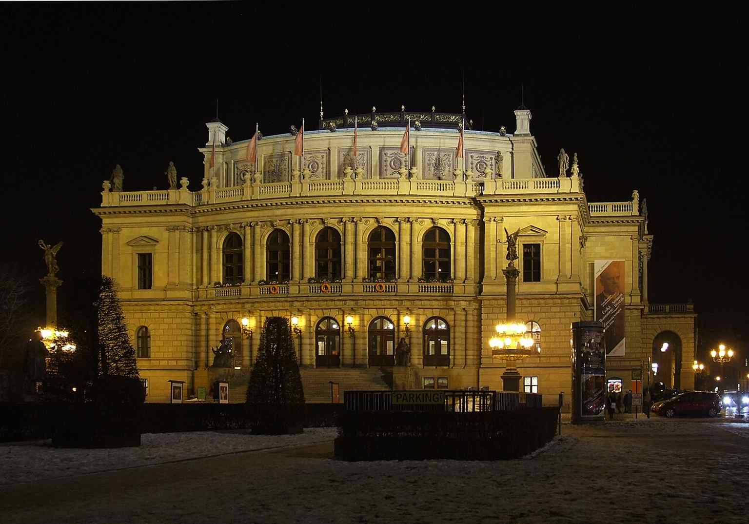 Eine der vielen verzierten Statuen, die das Rudolfinum schmücken und zu seinem reichen architektonischen Detail beitragen. Das Gebäude zeigt Skulpturen von mehreren prominenten Künstlern der damaligen Zeit.