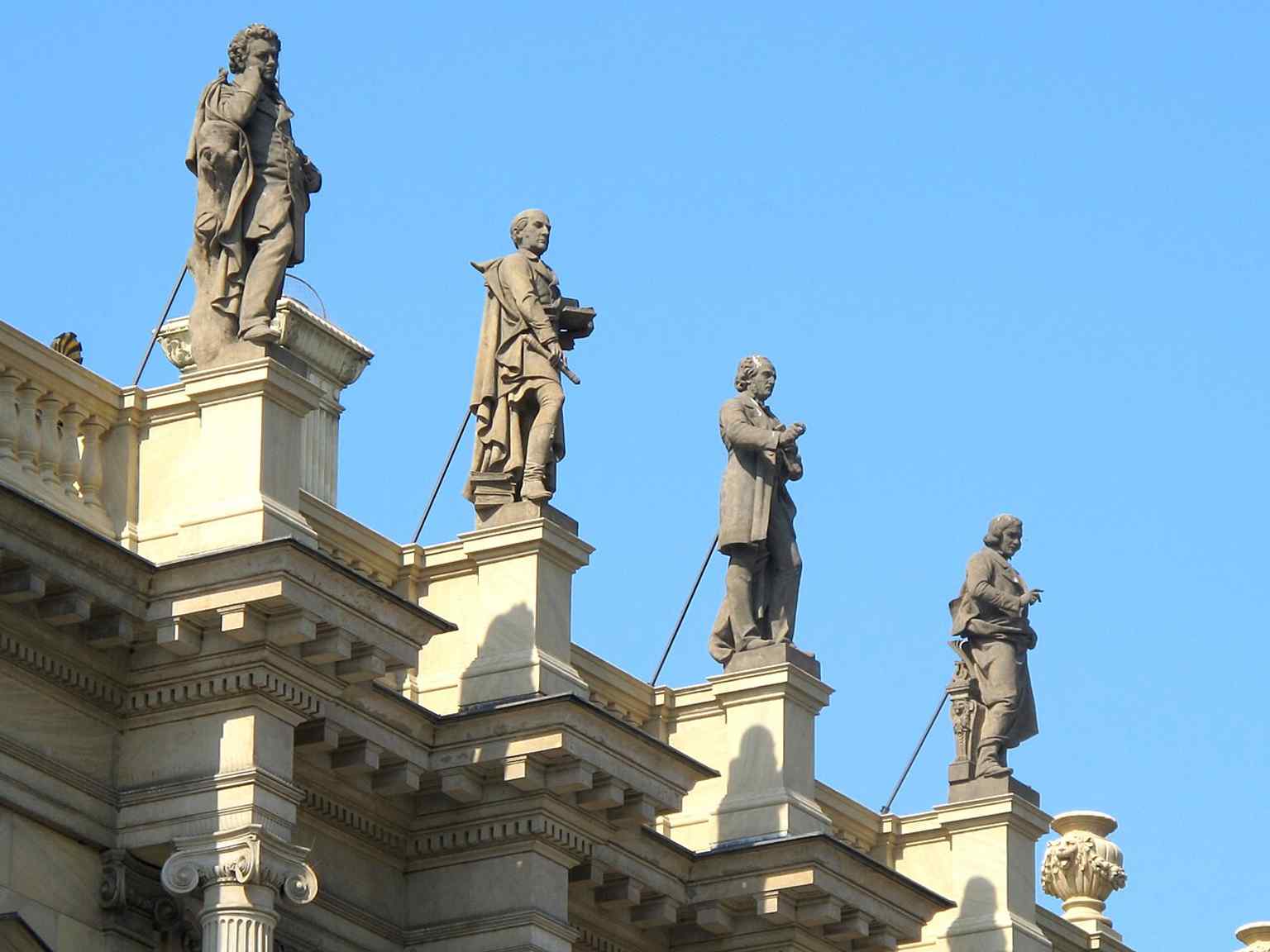 Das prächtige Neorenaissance-Rudolfinum, entworfen von Josef Zítek und Josef Schulz, wurde 1885 als vielseitige Kulturinstitution mit Konzertsaal und Ausstellungsräumen eröffnet.
