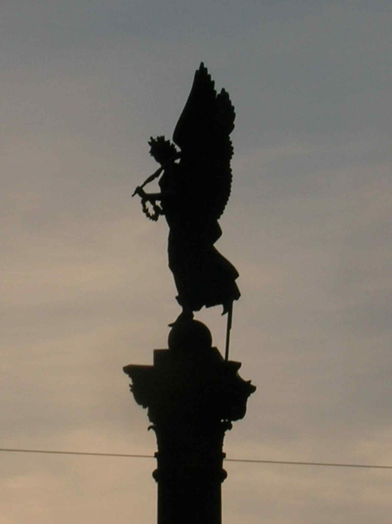 Der Dvořák-Saal während einer Probe belebt, was seine fortlaufende Nutzung als erstklassiger Konzertort demonstriert, der für seine außergewöhnliche Akustik bekannt ist – eine Qualität, die bei der Rekonstruktion in den 1990er Jahren sorgfältig bewahrt wurde.