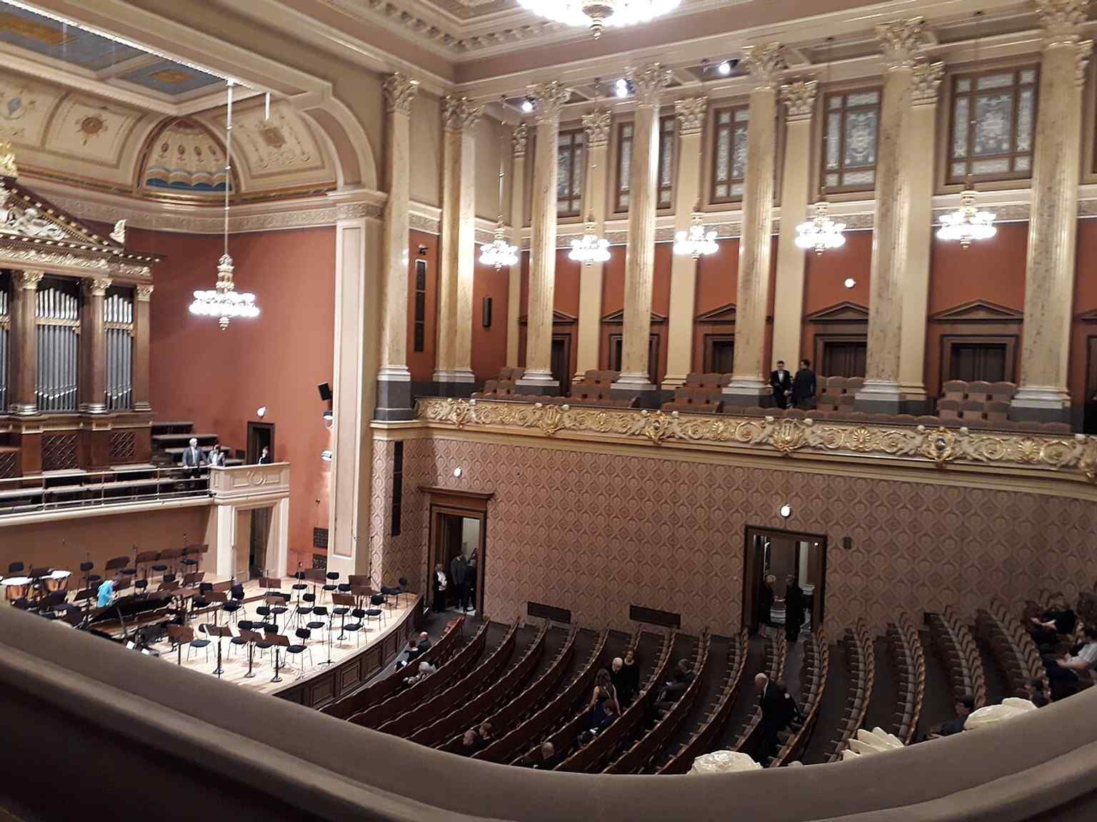 Eine Innenansicht der Galerie Rudolfinum, die 1994 gegründet wurde und als Kunsthalle mit Schwerpunkt auf zeitgenössischen Wechselausstellungen betrieben wird.
