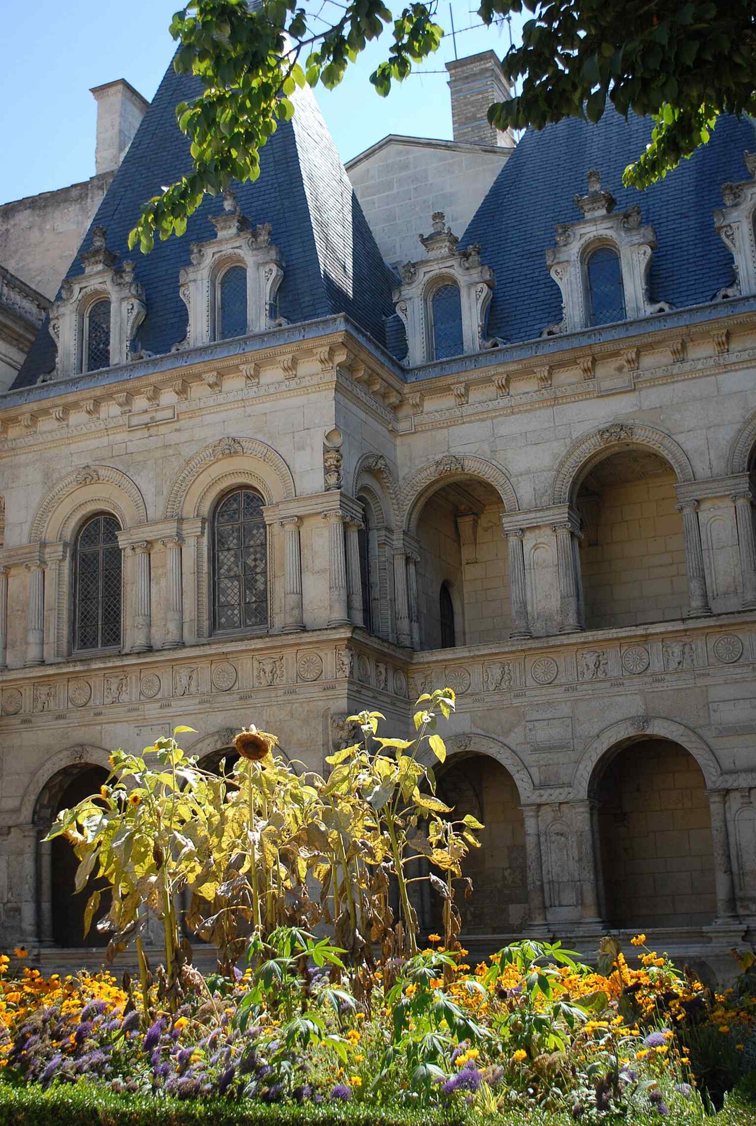 A clear front view of the Henri II House in La Rochelle, the Renaissance facade built around 1555 and protected as a historic monument since 1897.
