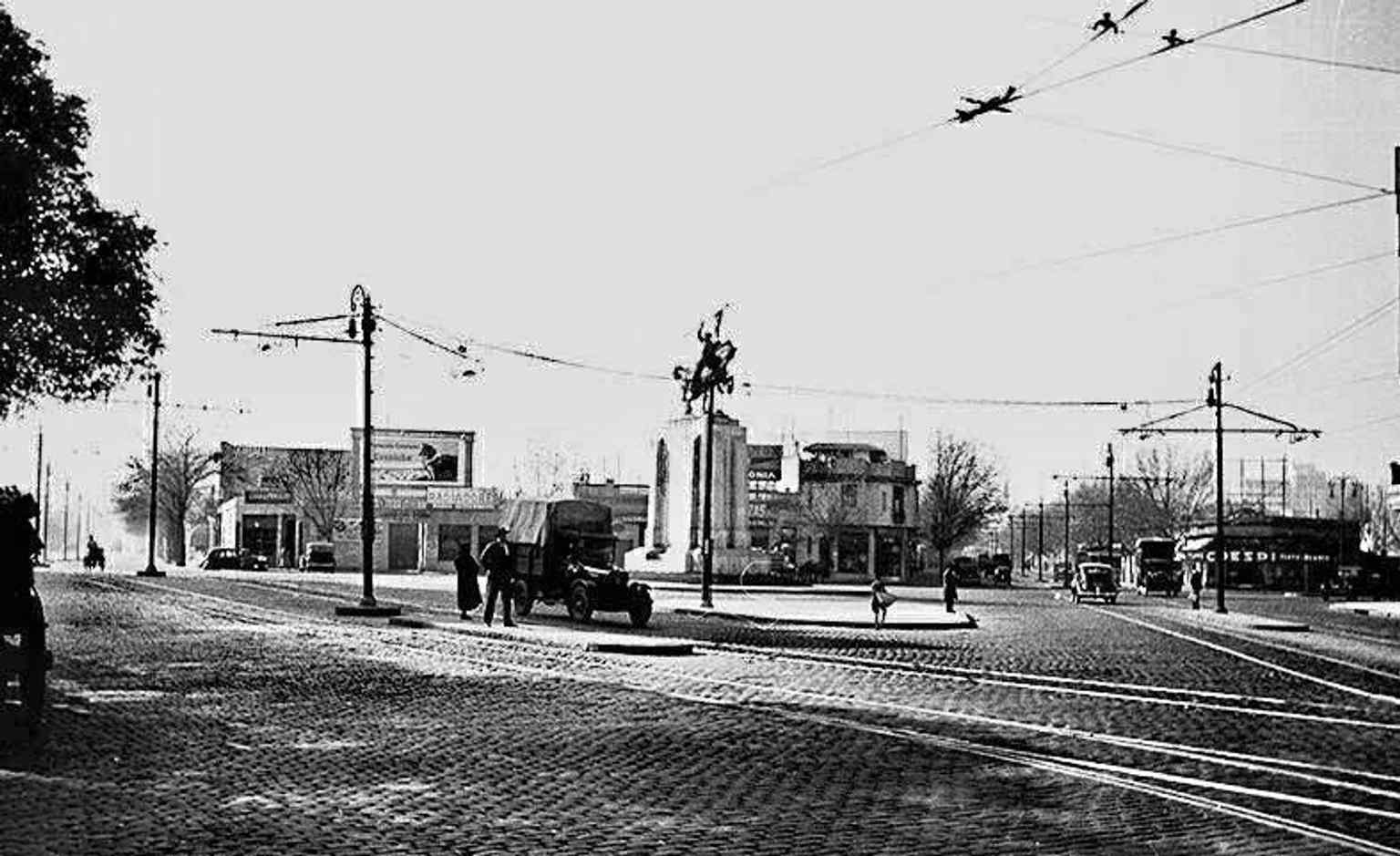 See the monument in 1935, resting on its original, grand Art Deco pedestal designed by architect Martín Noel, which was later replaced in 1960.