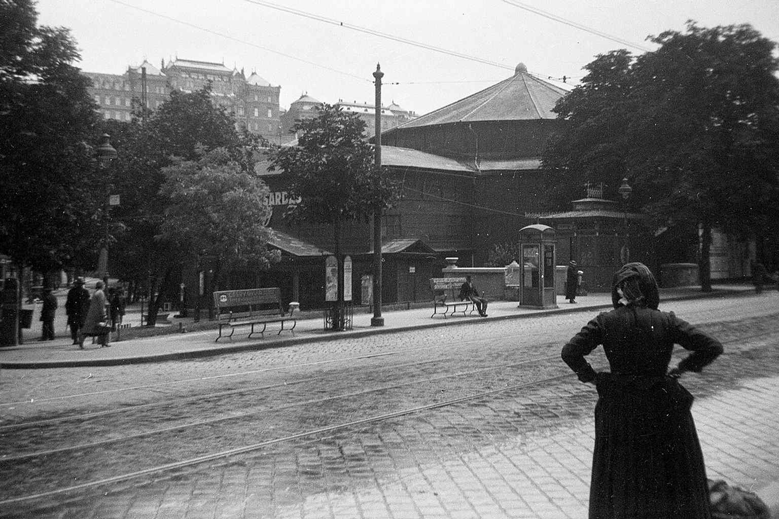 A 1936 view of the Archduke Joseph's Palace from Krisztina körút, highlighting its western facade before it sustained severe damage in World War II.