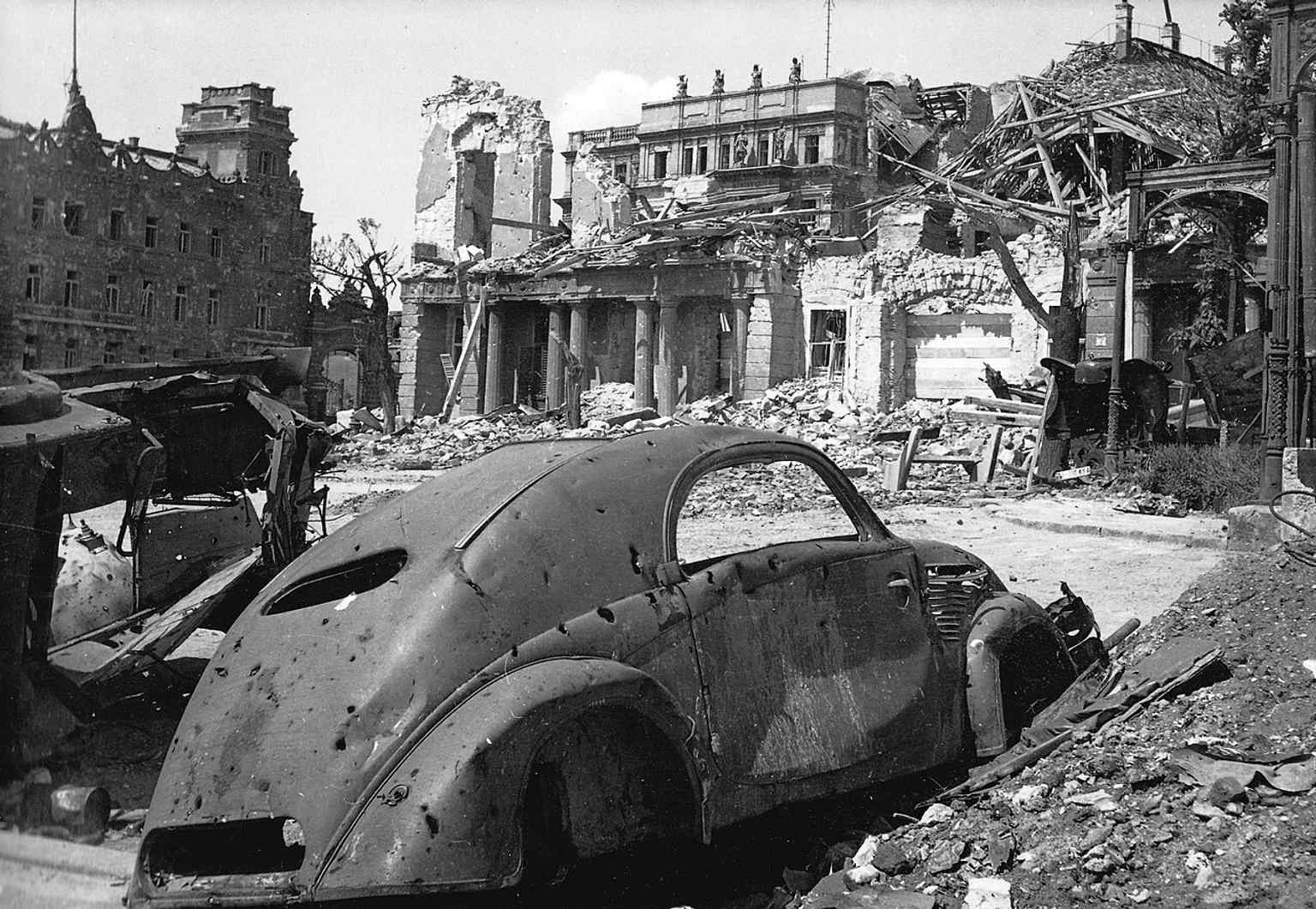 St. George Square in 1945, showing the extensively damaged Archduke Joseph's Palace (left) and the ruined Sándor Palace, illustrating the widespread devastation of the Siege of Buda.